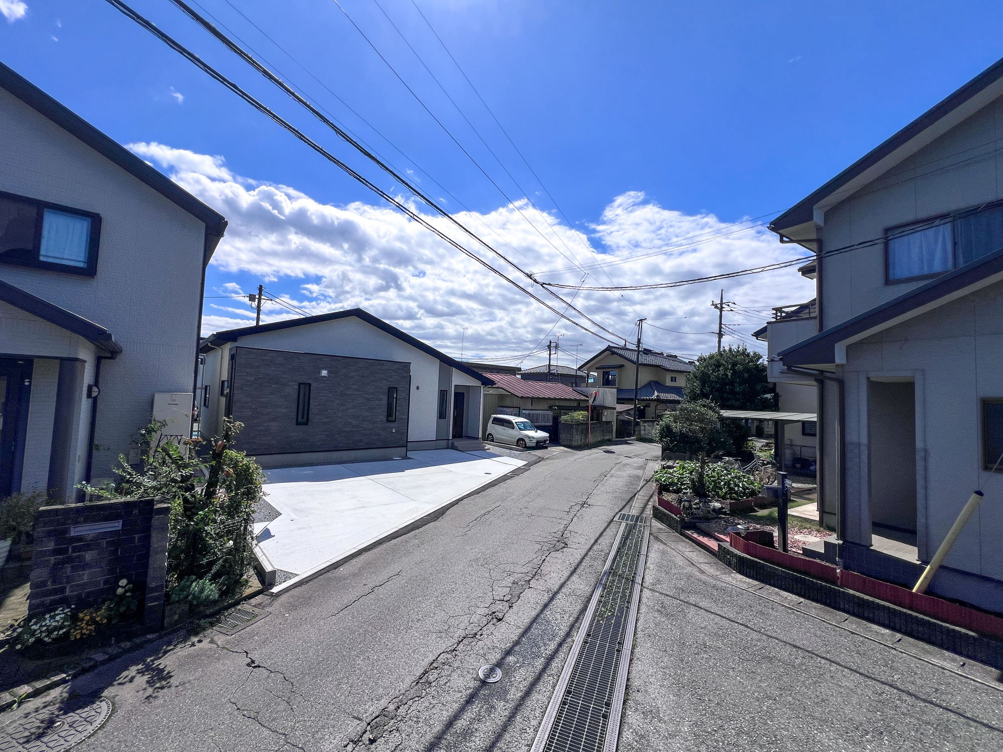 宇都宮市宝木本町１６期　新築住宅全１棟の前面道路含む現地写真|低層の一戸建てを中心とした街並みが整然と続き、周辺は高い建物が建っていないので、採光や開放性に恵まれ、空が広く緑の多い閑静な趣を感じる環境です。