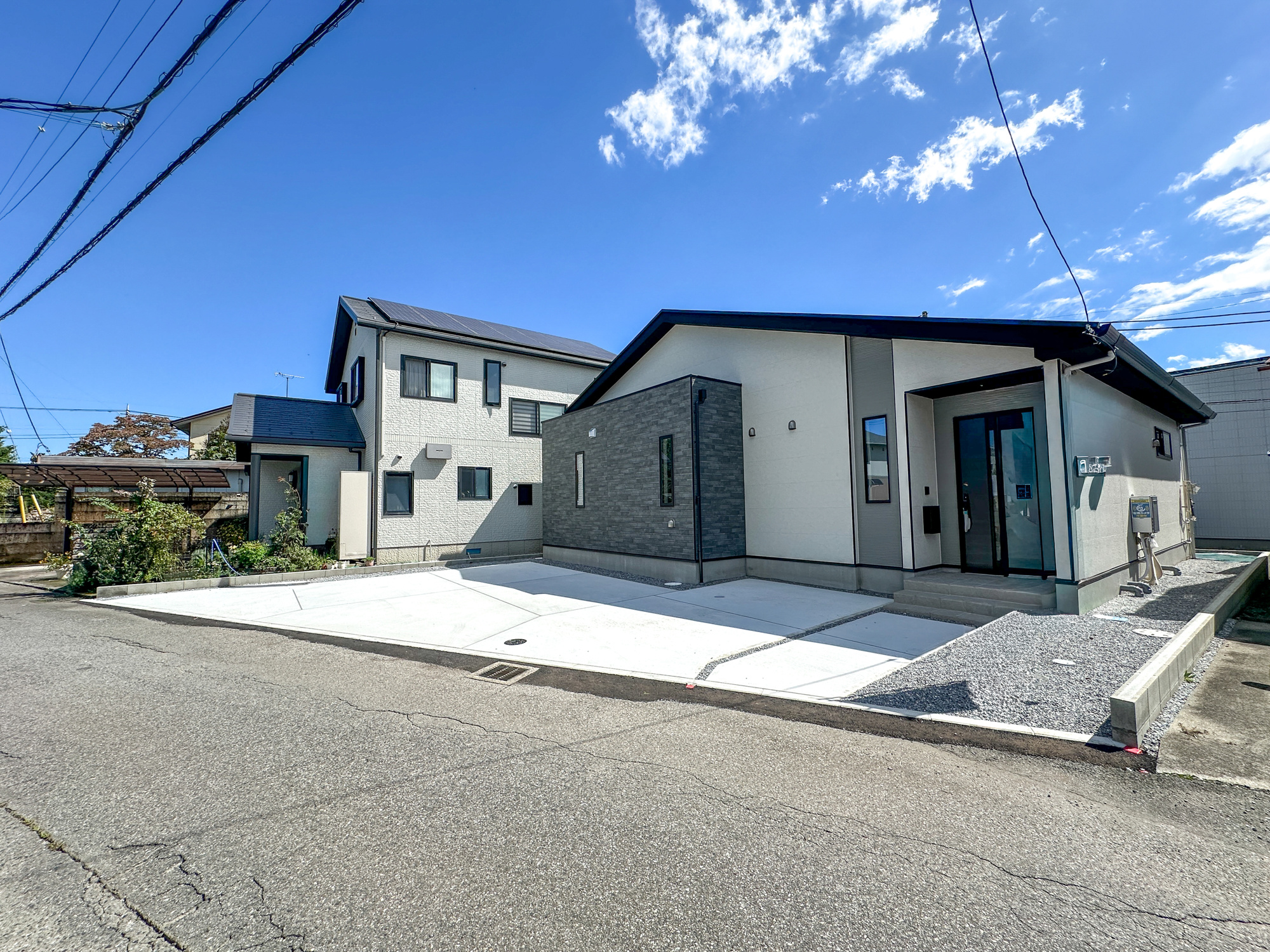 宇都宮市宝木本町１６期　新築住宅全１棟の前面道路含む現地写真|前面道路は閑静な住宅地をはしる車通りの少ない道路。お車の出し入れが苦手なママや小さなお子様にも安心ですね。しっかり舗装もされているので、ベビーカーや自転車で通っても快適に通行できます。