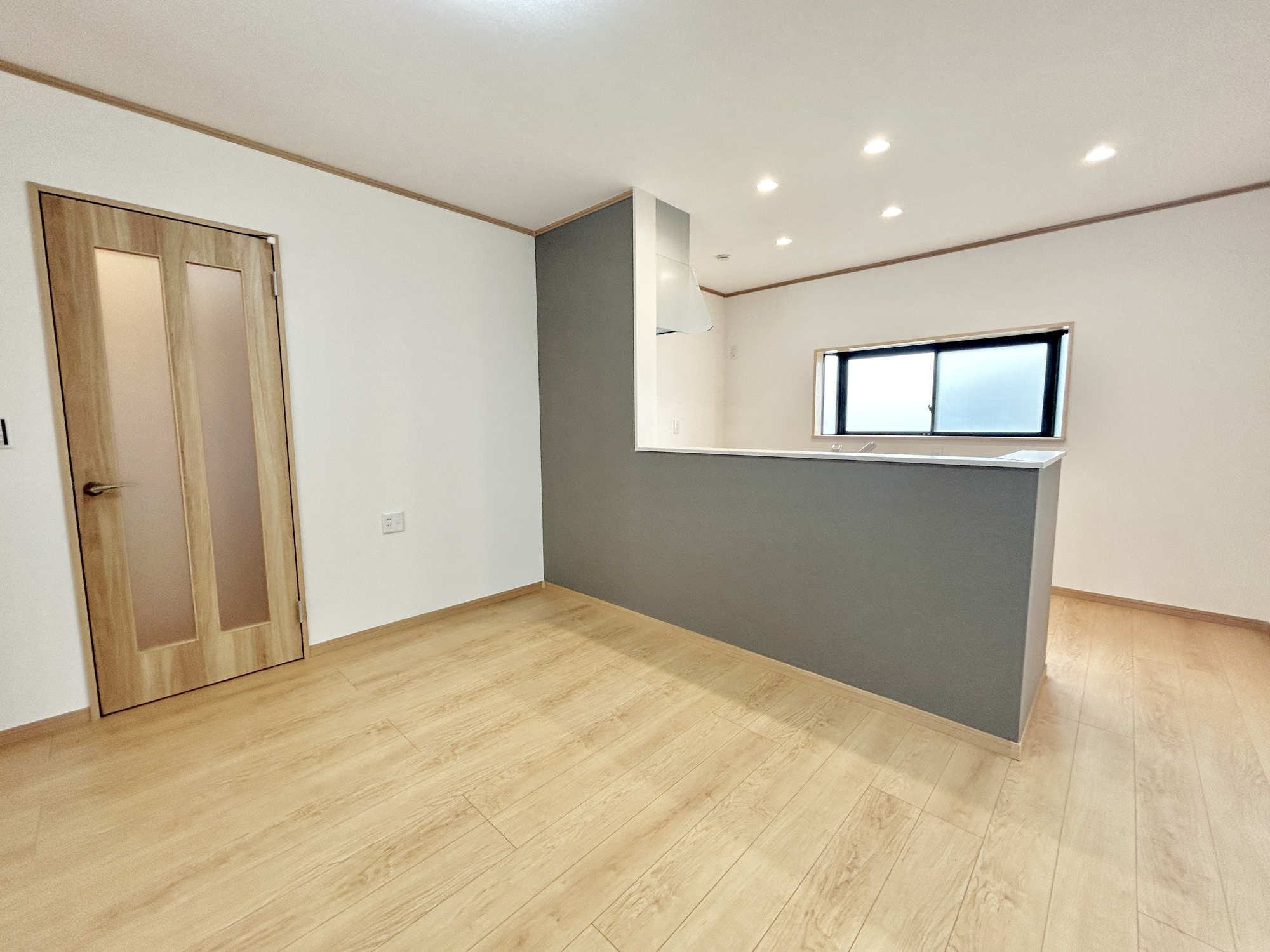 佐波郡玉村町五料　中古物件の居間・リビング|ここにはみんなが集い、食事と楽しい会話が始まる。話に夢中になりすぎて、ついつい時を忘れてしまう。そんな束の間の幸せを感じさせてくれる場所。