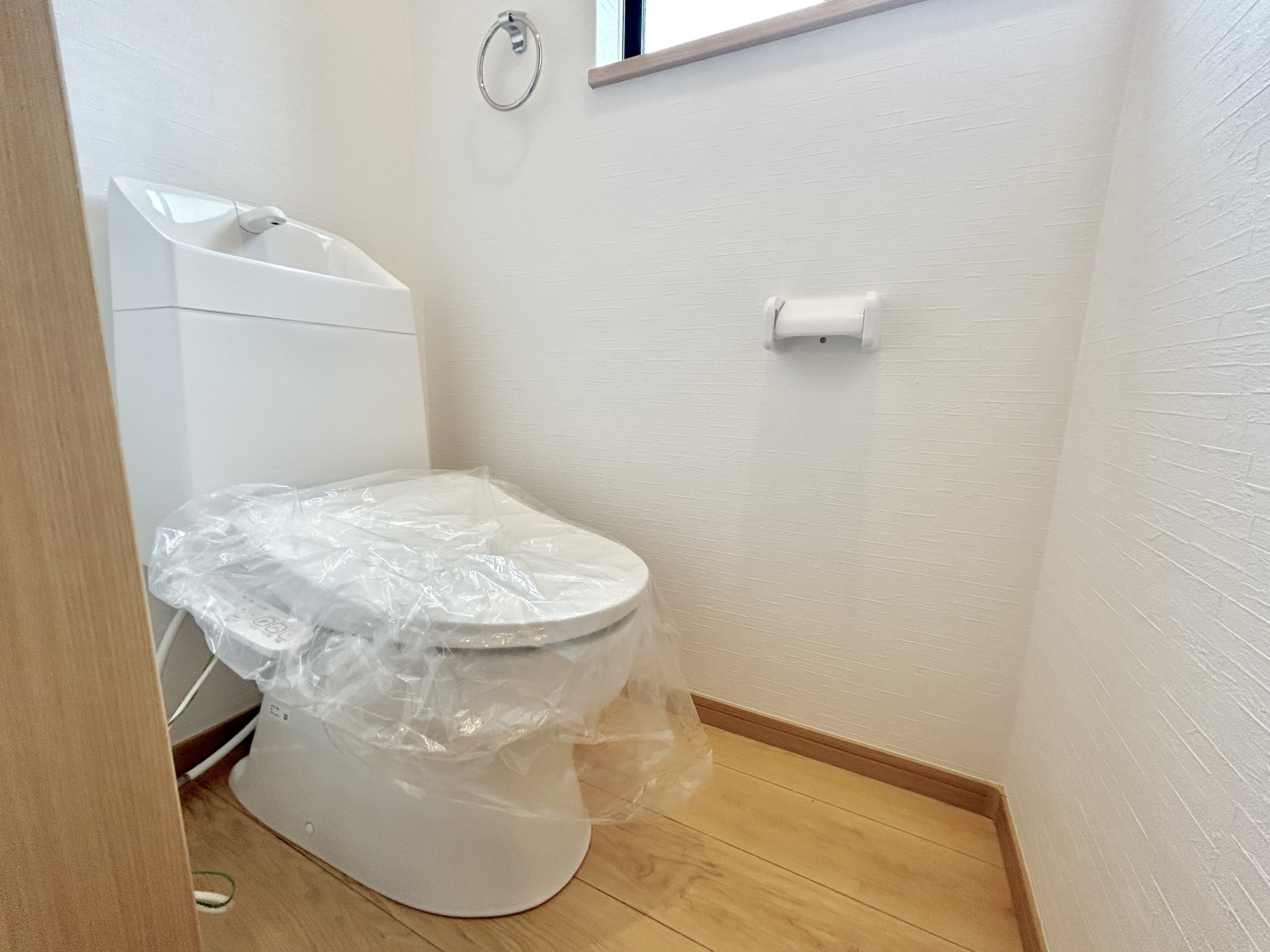佐波郡玉村町五料　中古物件のトイレ|節水型でエコなトイレには、今では当たり前の洗浄付き。便座を温める機能もついていて、居心地良くてトイレから出られなくなるかも！換気用に換気扇はもちろん、窓も着いているので常に快適ですね♪