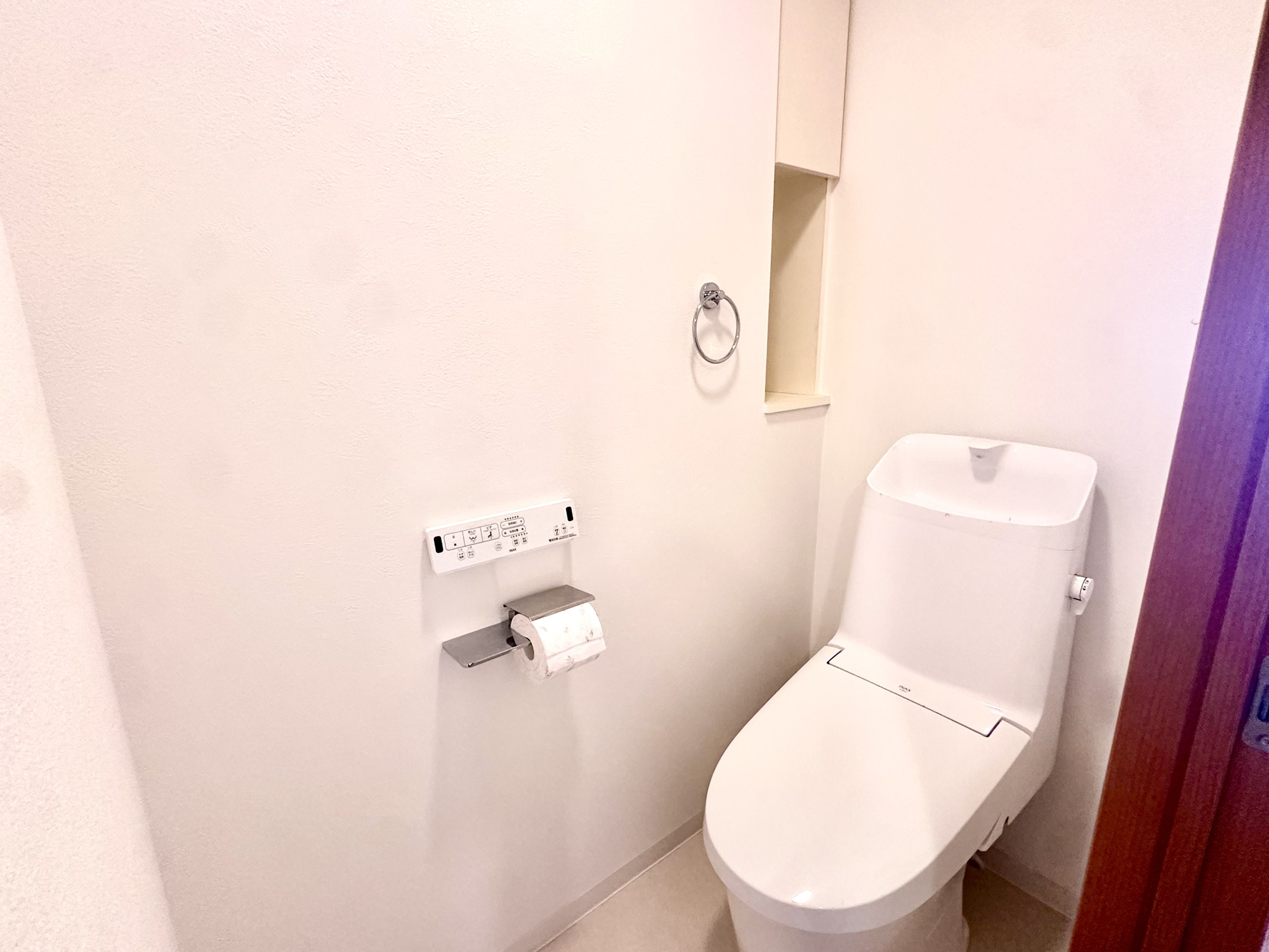 ダイアパレスラピュータ国見のトイレ|トイレはリフォームが行われており、白を基調とした明るい印象の空間です。