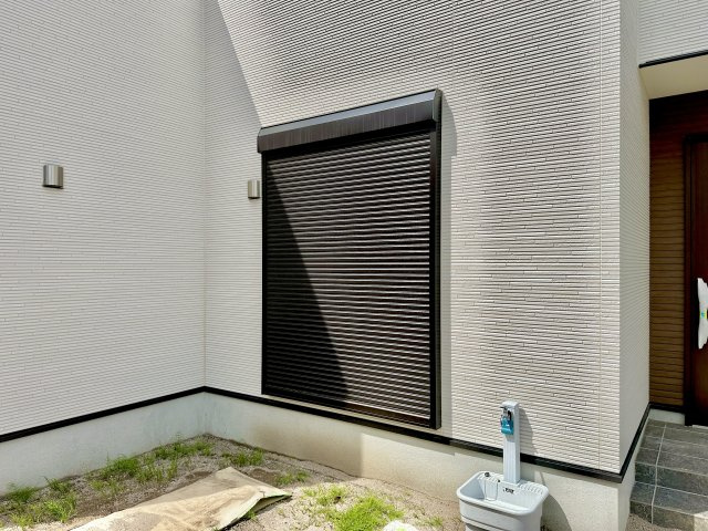 那須塩原市東三島３丁目の新築一戸建の防犯設備|【同社施工例】防風、防犯、防音、断熱と様々な効果を発揮するシャッター付きです♪

