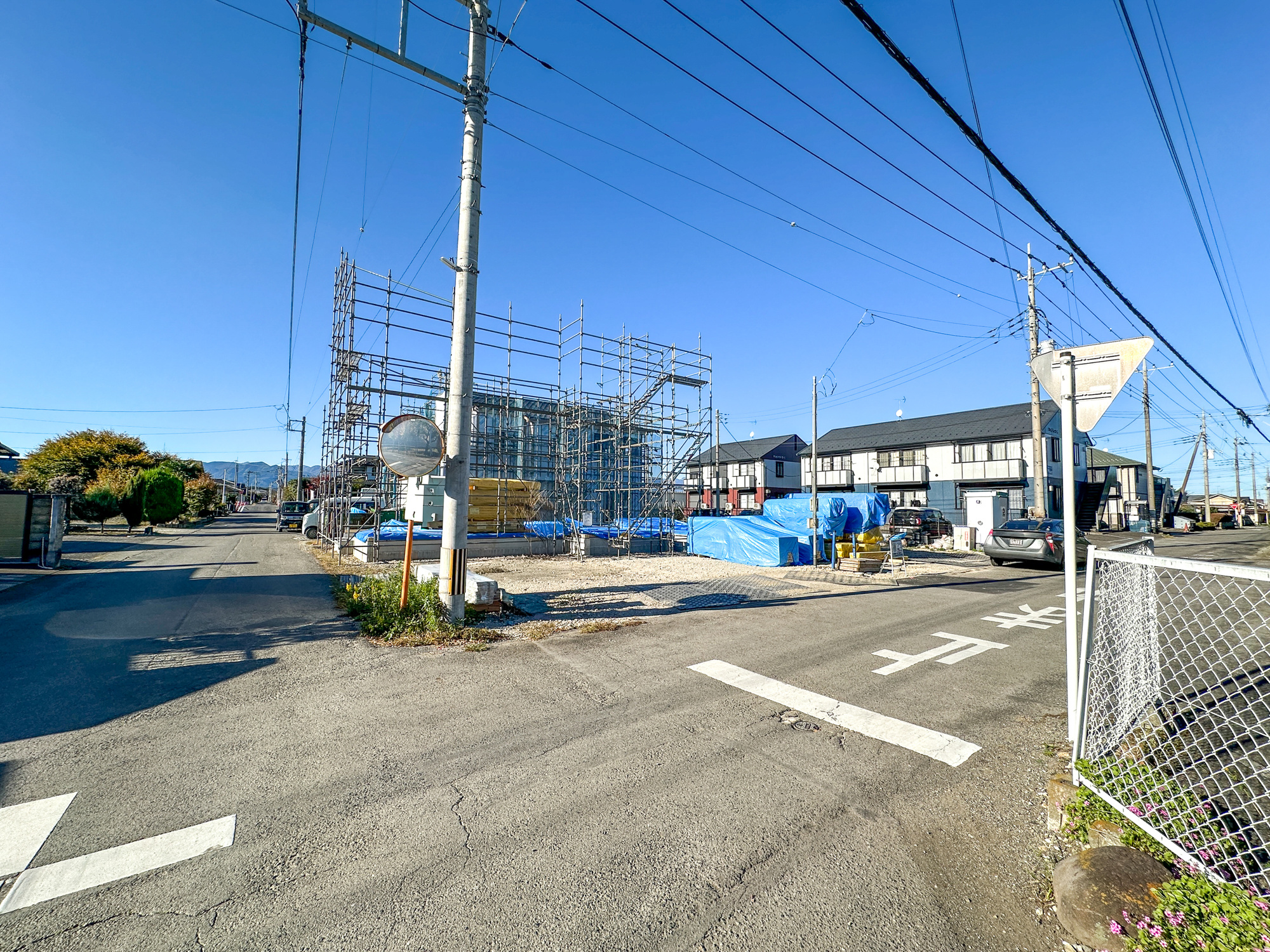 那須塩原市東三島３丁目の新築一戸建の前面道路含む現地写真|低層の一戸建てを中心とした街並みが整然と続き、周辺は高い建物が建っていないので、採光や開放性に恵まれ、空が広く緑の多い閑静な趣を感じる環境です。