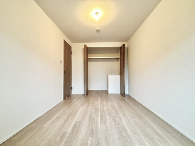 新金岡参丁壱番住宅第壱八棟の洋室|明るい洋室です