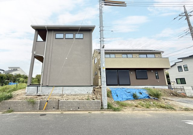 こどもの国駅歩10分◆カースペース３台◆太陽光発電×蓄電池～成瀬台 新築戸建～2棟の外観|【現在建築中・2026年9月頃完成予定】
南向きならではの豊かな日当たりが魅力！室内にまで心地よい光が届き、家族が集まるリビングを明るく包み込みます。