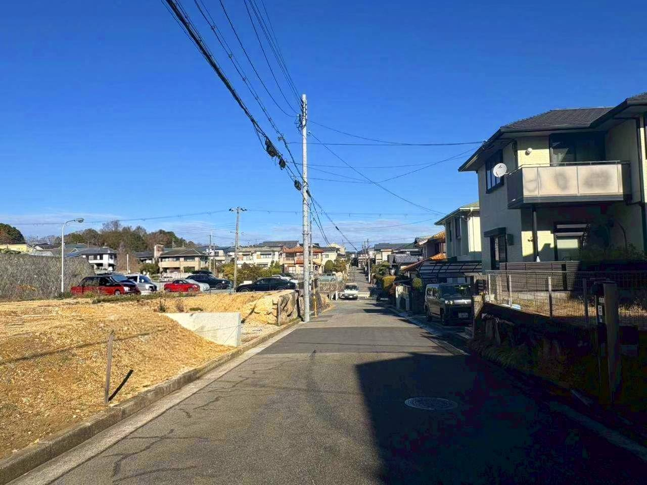 川西市清和台西２丁目　売土地の前面道路含む現地写真