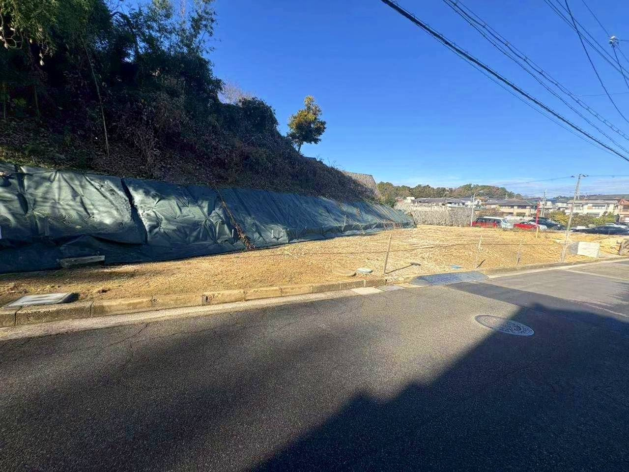 川西市清和台西２丁目　売土地の前面道路含む現地写真
