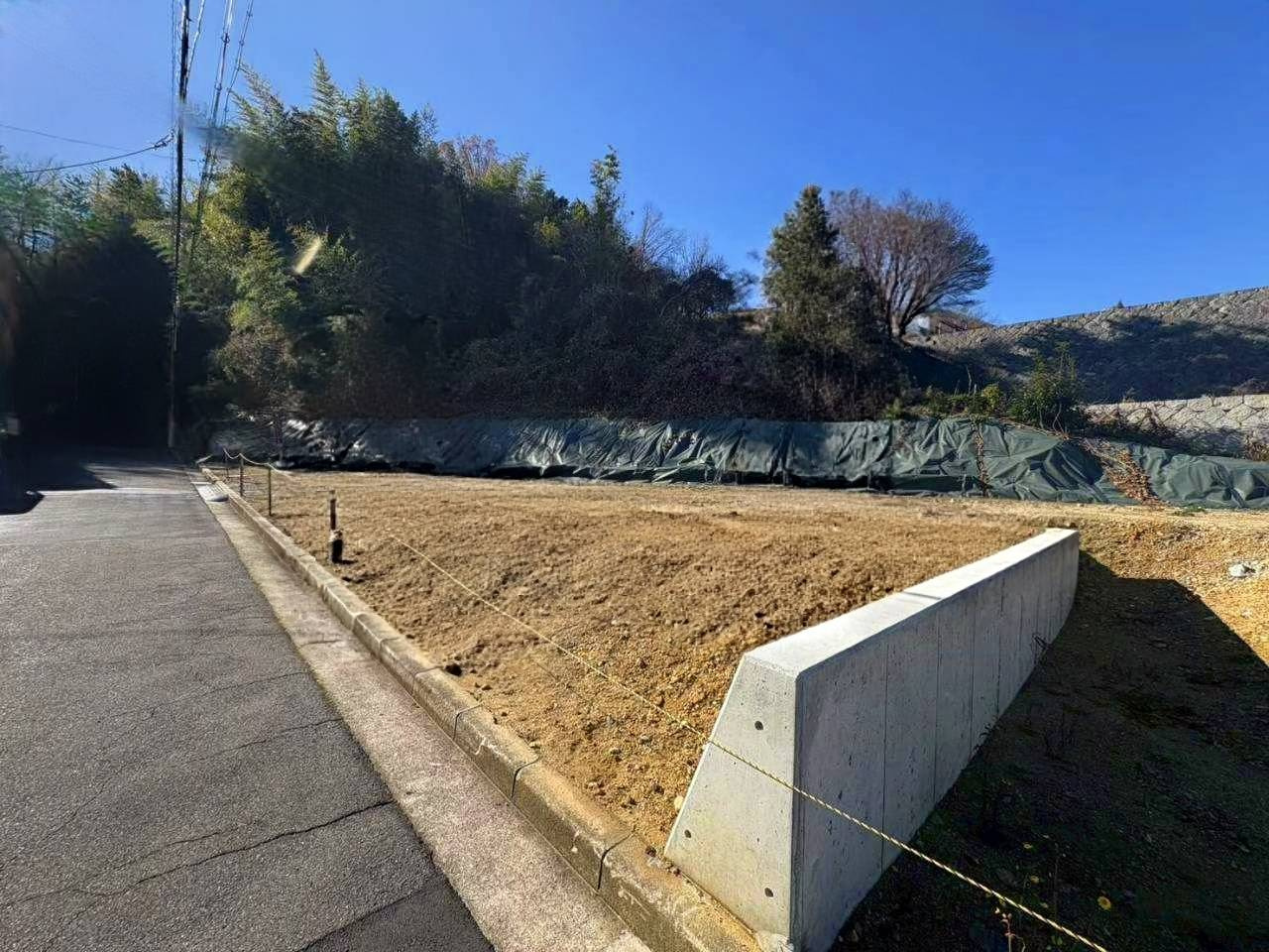川西市清和台西２丁目　売土地の前面道路含む現地写真
