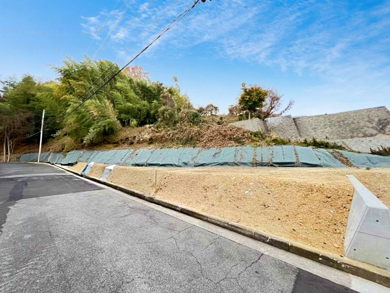 川西市清和台西２丁目　売土地の前面道路含む現地写真