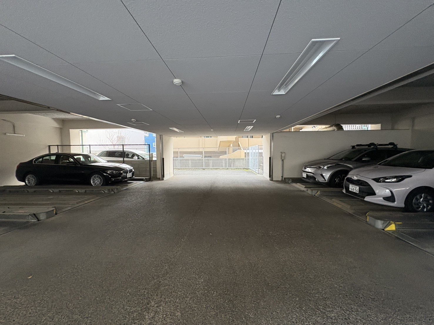 シオン西岡本の駐車場