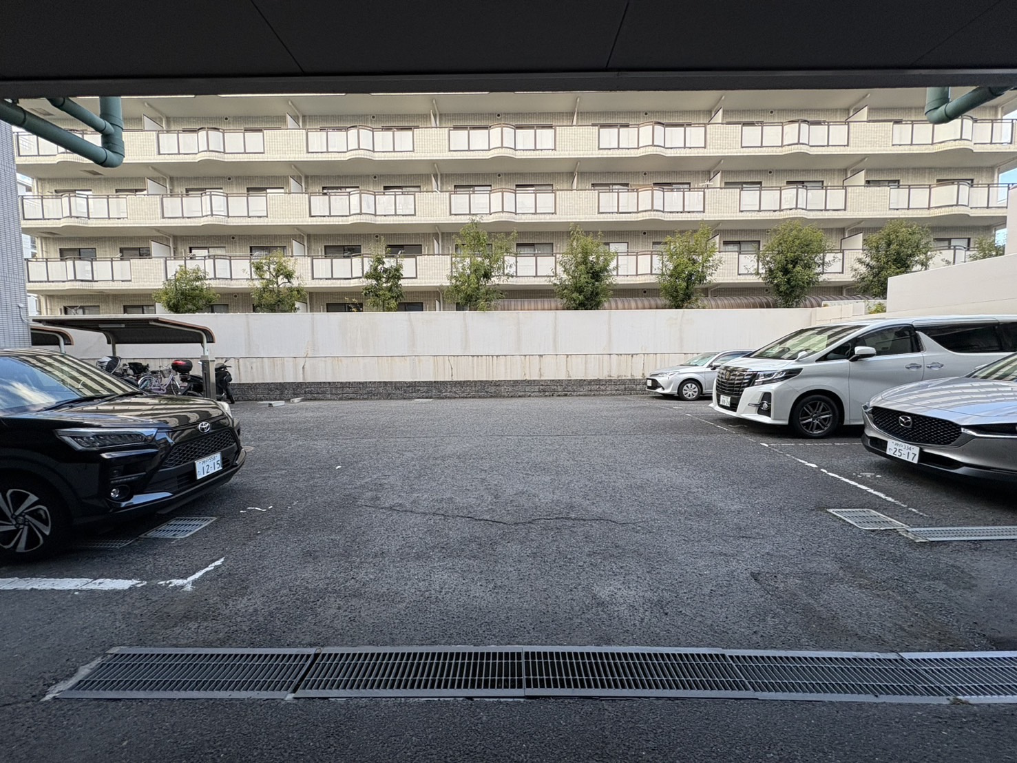 シオン西岡本の駐車場
