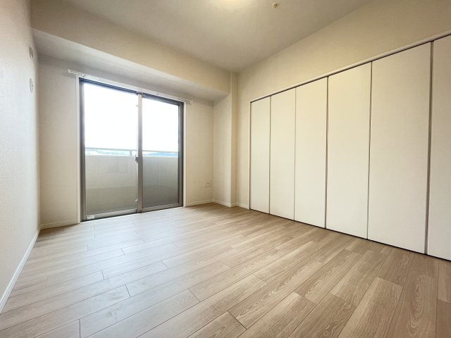 ライオンズマンション宝塚武庫川町の洋室|広々とした洋室です。
ベッドやソファなどの重い家具を自由に配置できます。