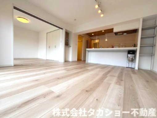 東千葉ハイツ　参号棟の居間・リビング|広々としたリビングは、白を基調とした内装で清潔感あふれる快適な空間。陽当りも良好で、明るい陽射しに包まれながら、家族みんなで心地よい時間をお過ごしいただけます☆彡