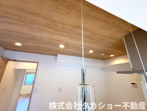 東千葉ハイツ　参号棟のキッチン|キッチン天井はオシャレに木目調のクロスを。