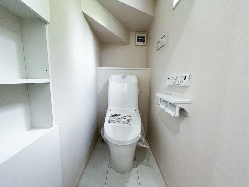 毎日使う場所だからこそ、使いやすさと快適性にこだわったトイレ空間。節水型トイレを採用し、水道代の節約にも配慮しました。シンプルで清潔感のあるデザインが、落ち着いたひとときを演出します。
