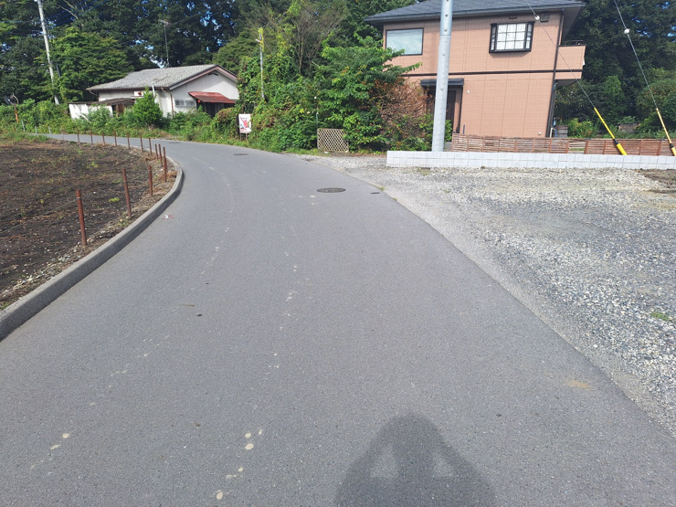 現地（2026年9月18日）撮影
北西側から見渡す開放的な景色が魅力の土地。陽光や風を感じながら、のびのびとした暮らしを叶える住環境です。