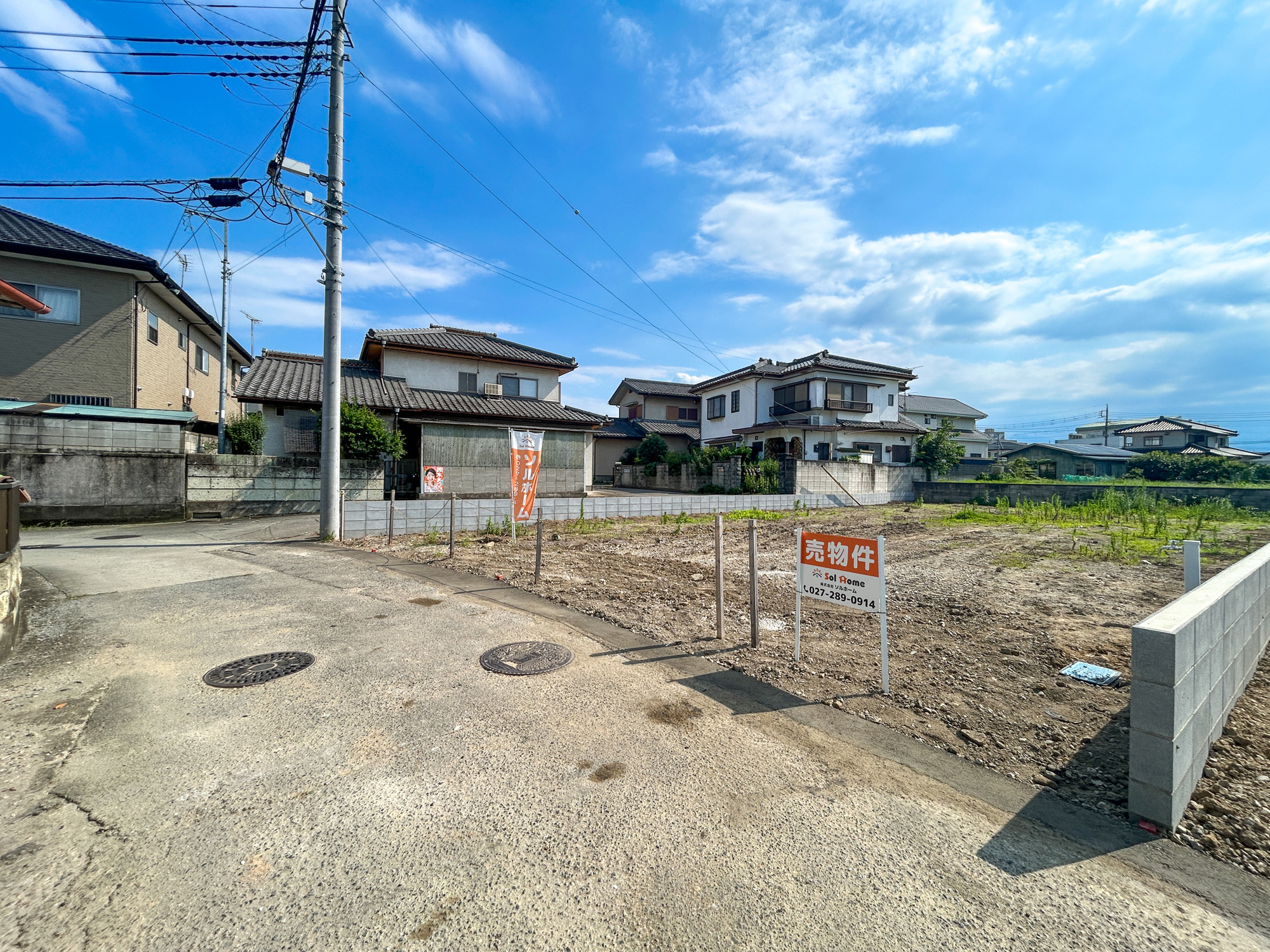 高崎市吉井町吉井　B区画売地の前面道路含む現地写真|閑静な住宅地で子育て家族にピッタリ。毎日のお散歩も快適な緑に恵まれたエリアで、自然に包まれた穏やかな暮らしを実現するための、ゆとりある住環境が整っています。

