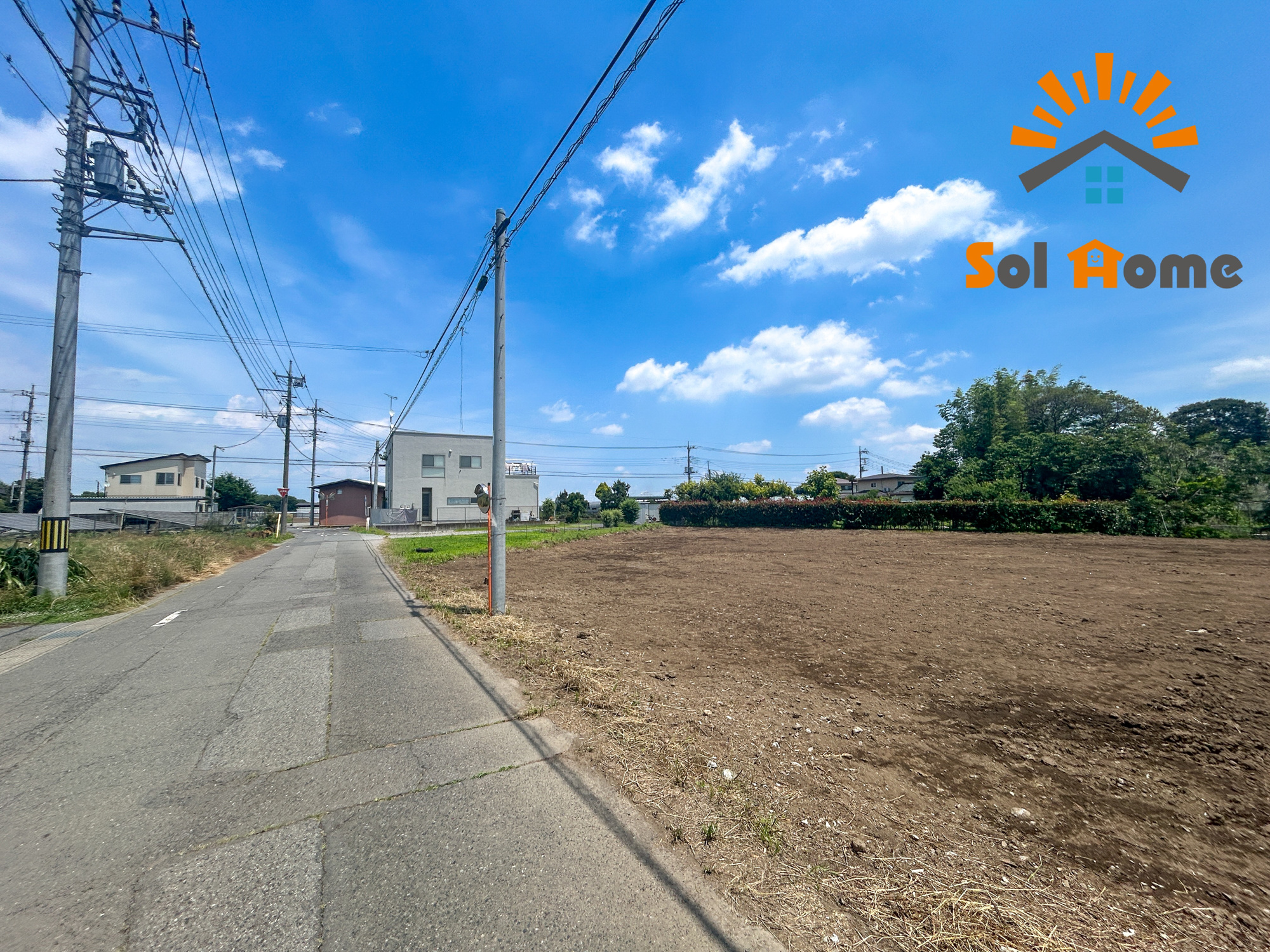 前橋市泉沢町　土地の前面道路含む現地写真|閑静な住宅地で子育て家族にピッタリ。毎日のお散歩も快適な緑に恵まれたエリアで、自然に包まれた穏やかな暮らしを実現するための、ゆとりある住環境が整っています。

