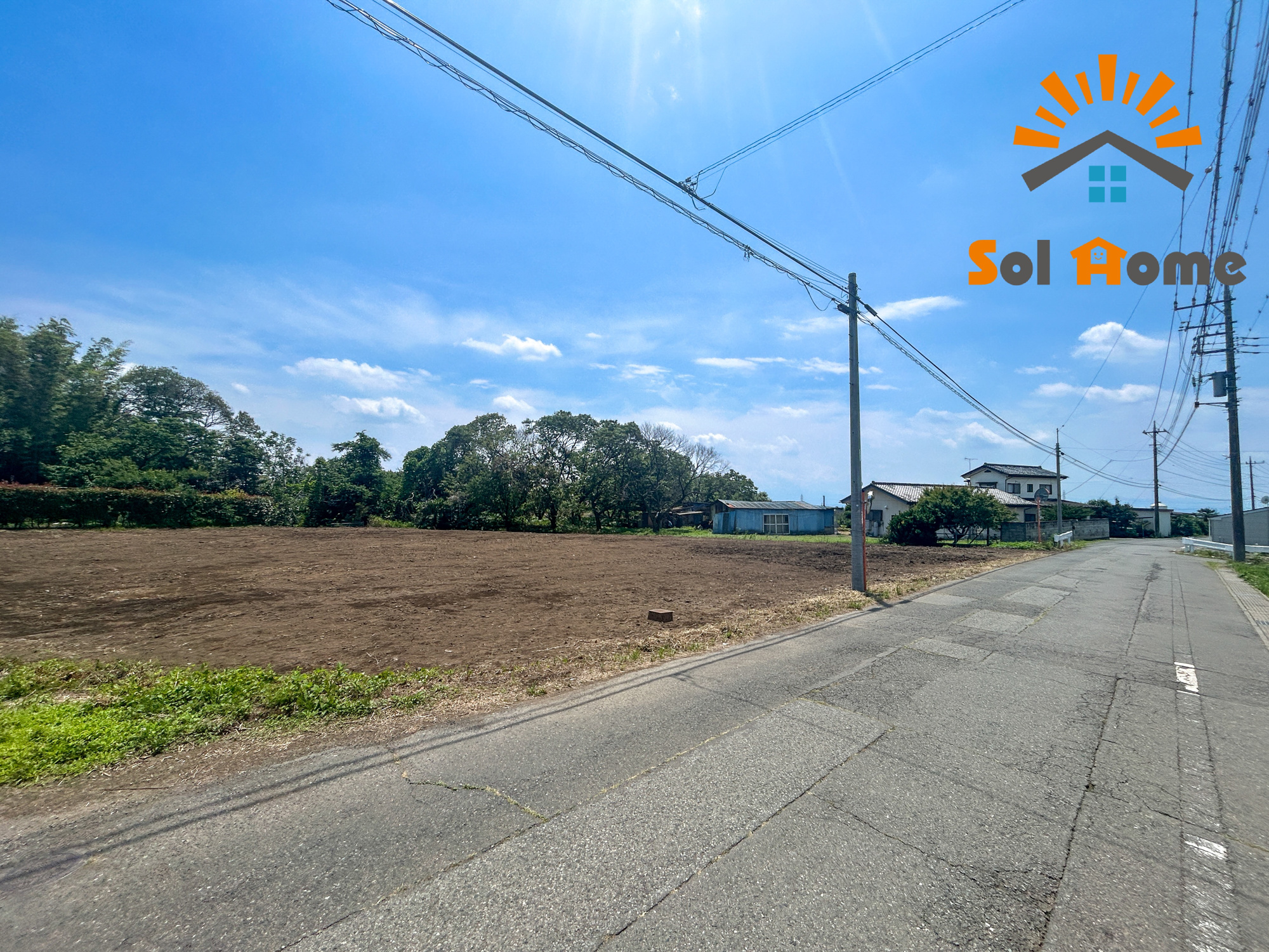 前橋市泉沢町　土地の前面道路含む現地写真|低層の一戸建てを中心とした街並みが整然と続き、周辺は高い建物が建っていないので、採光や開放性に恵まれ、空が広く緑の多い閑静な趣を感じる環境です。

