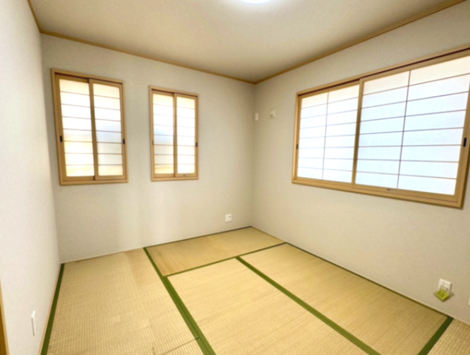 森北町７丁目 戸建の和室|約6.0帖の和室。寝転んだり座卓を置いてくつろぐなど、和の暮らしを楽しめそうな空間です。押入れ収納が広く、布団や季節物をしまう際にも便利です。