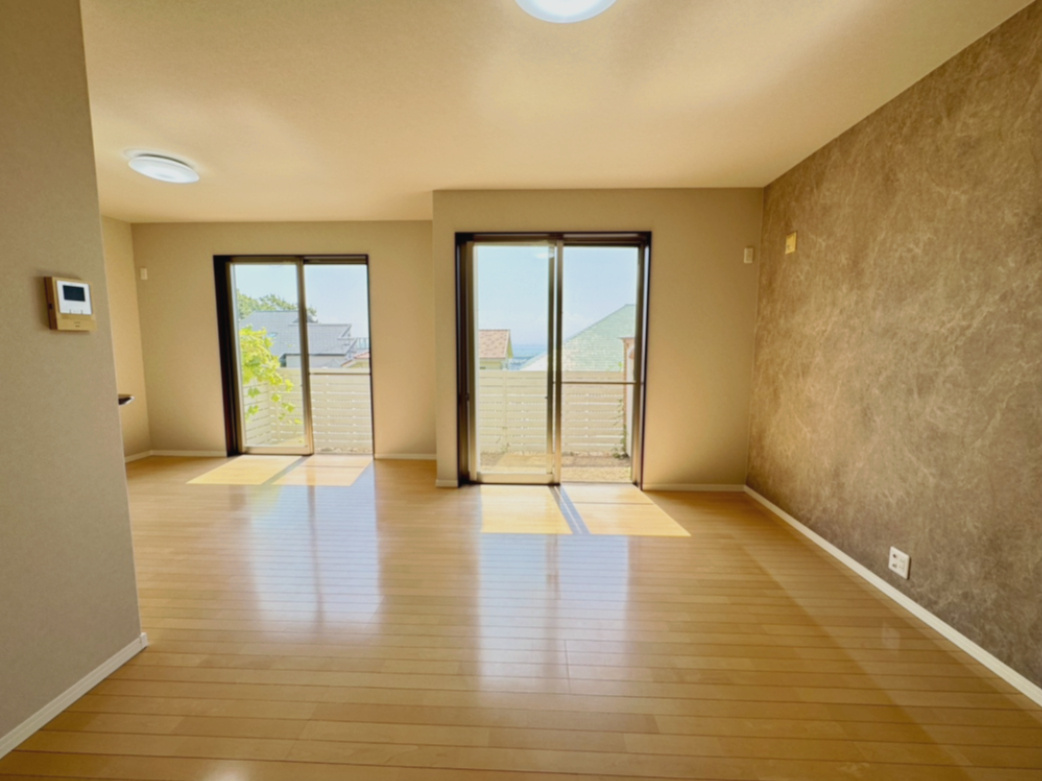 森北町７丁目 戸建の居間・リビング|LDK約18帖は3面採光設計、明るく通風良好