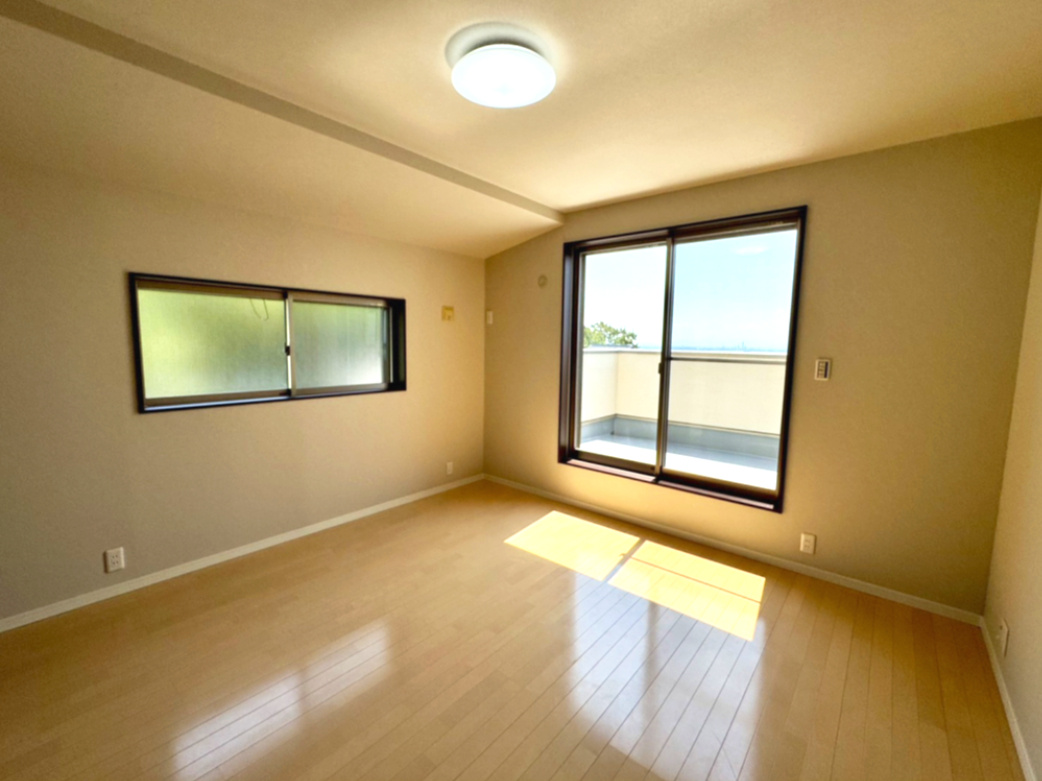 森北町７丁目 戸建の洋室|約6.5帖の洋室です。バルコニーに面しており、外を眺めながら開放感を感じられる空間です。