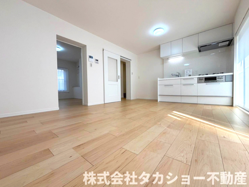 高洲二丁目住宅7-6号棟の居間・リビング|リフォーム済みで気持ちよく新生活をスタート！コンパクトで使いやすい間取りに加え、駅徒歩10分の好立地。1階部分で出入りもしやすく、利便性を重視する方にオススメです☆彡