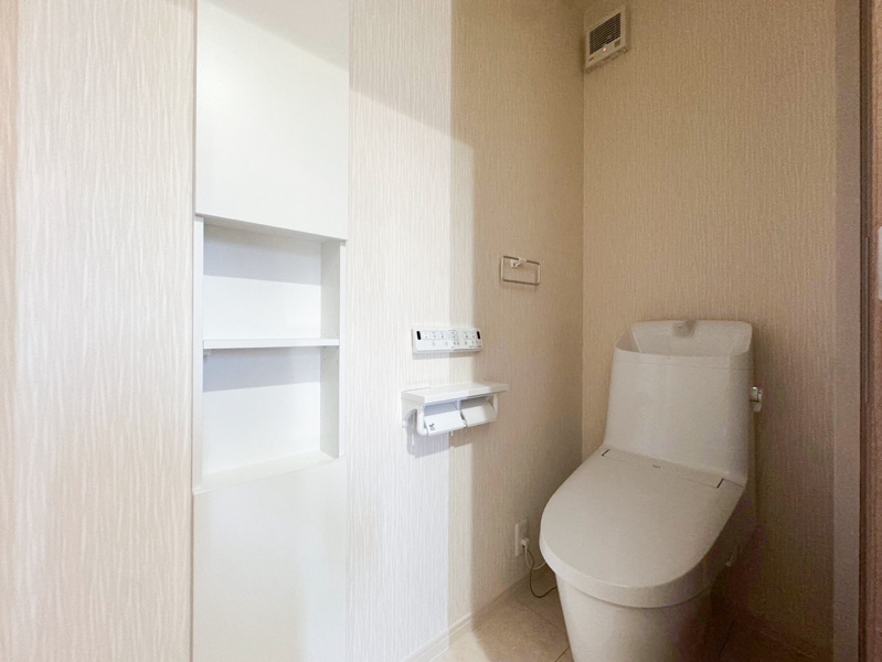 《4号棟　トイレ》平屋の魅力であるワンフロアの生活動線に加え、トイレを2か所設置した機能的な間取り。家族それぞれの生活スタイルに対応しやすく、日々の利便性にも配慮した、快適な住まいです。