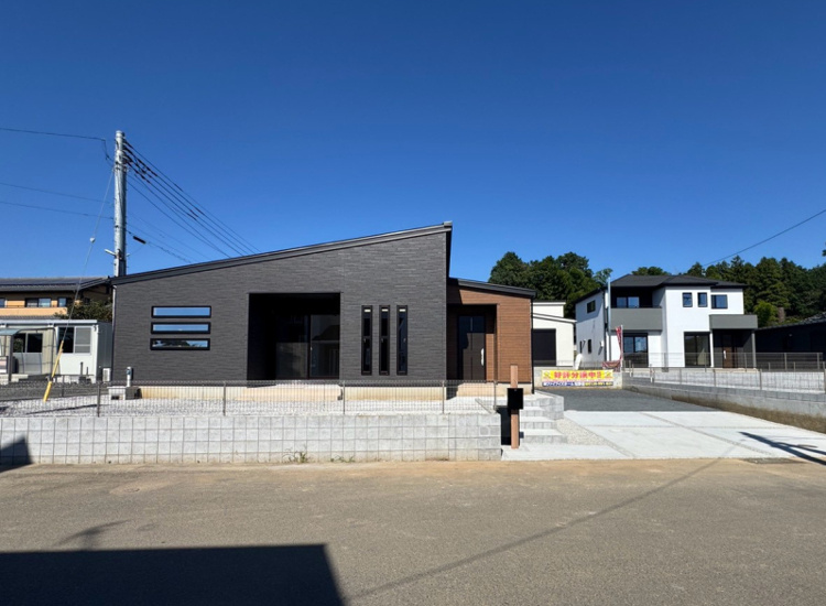 《2号棟　外観》日当たり良好！ゆとりある敷地です。