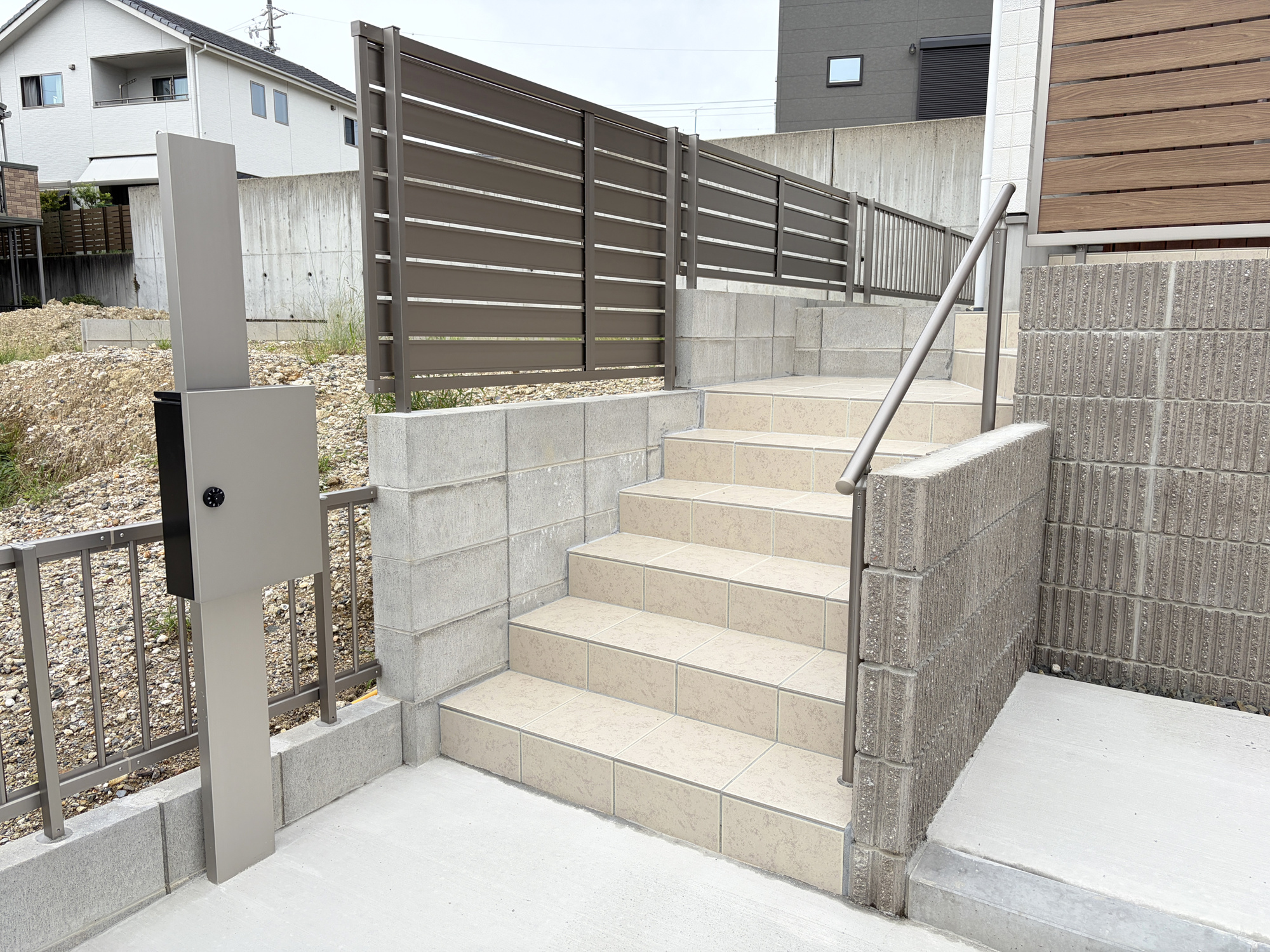 【長久手市仲田 D号棟】LDK21帖超×収納充実の玄関|玄関アプローチ/階段