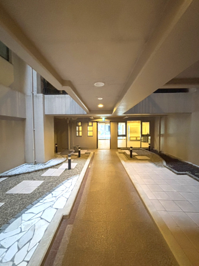 イトーピア夙川結善町のその他共用部分|エントランスからエレベーターまでの道です