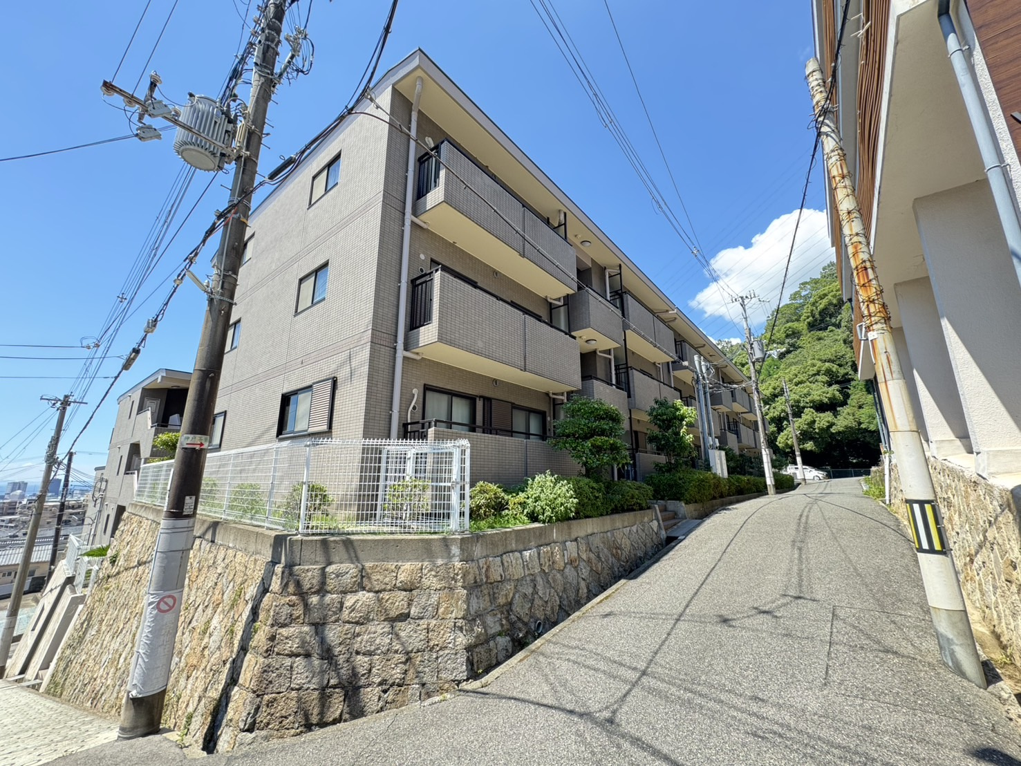 ディオレ新神戸A棟の外観|総戸数54戸のファミリーマンション
駐車場は平面駐車場・1998年12月築・専有面積65.33㎡