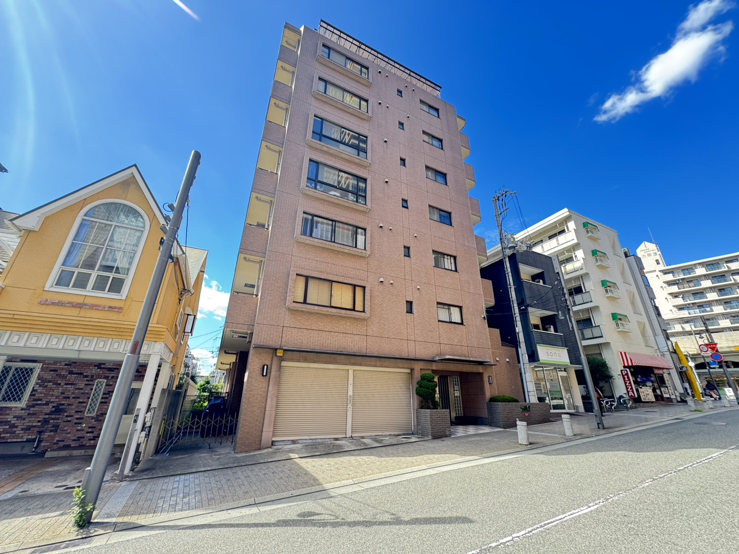 アムール六甲の外観|●３沿線利用可能
JR六甲道駅徒歩４分／阪急六甲駅徒歩12分／阪神新在家駅徒歩7分