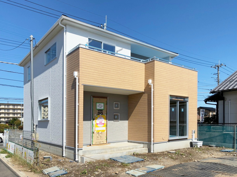 【２号棟　外観】建物間もなく完成！　ホワイト×ナチュラルでまとめた、柔らかく温かみのある外観です♪外壁材に石綿（アスベスト）は一切使用されていません。