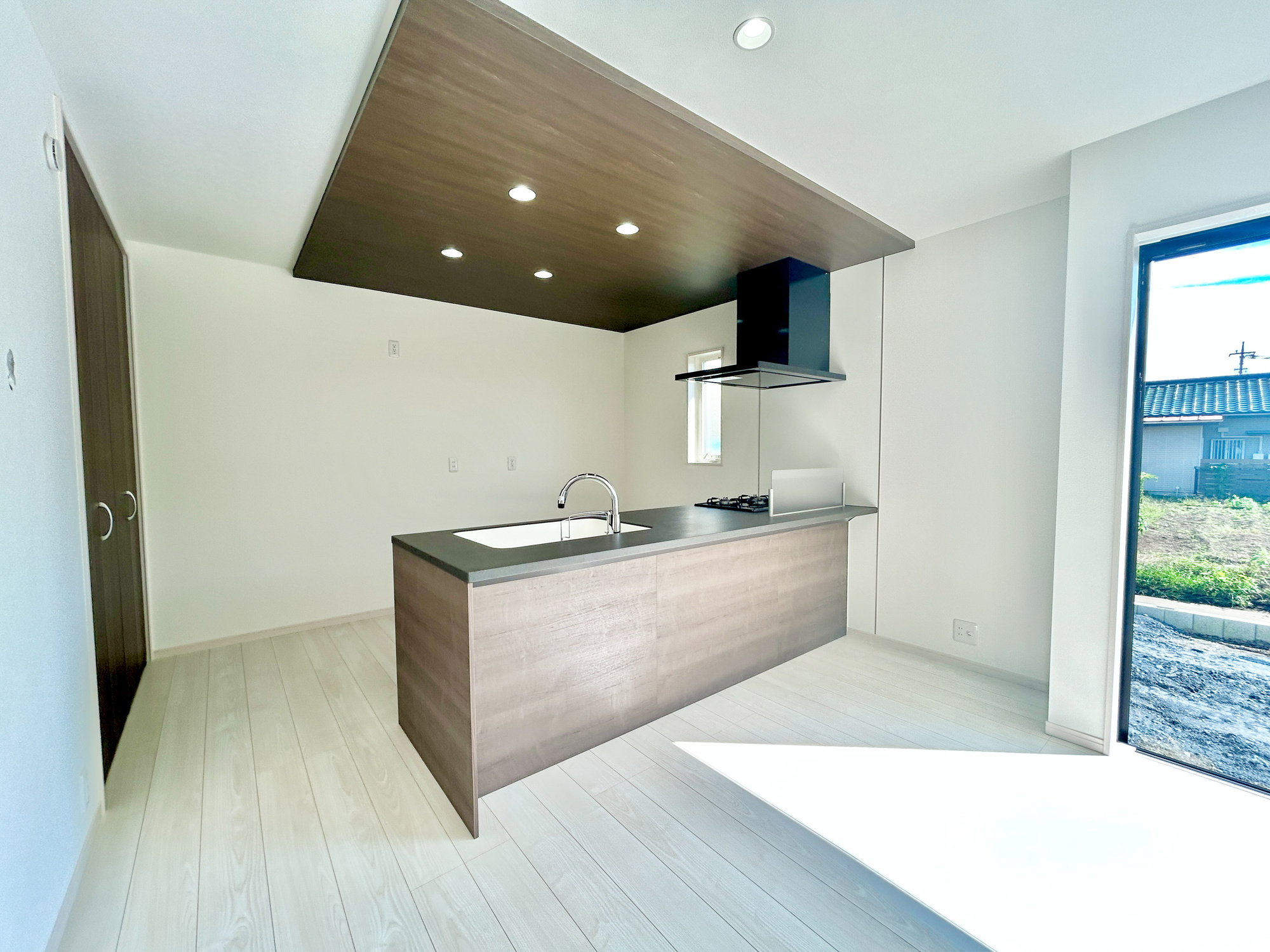 高崎市島野町　新築住宅全2区画の居間・リビング|ここにはみんなが集い、食事と楽しい会話が始まる。話に夢中になりすぎて、ついつい時を忘れてしまう。そんな束の間の幸せを感じさせてくれる場所。