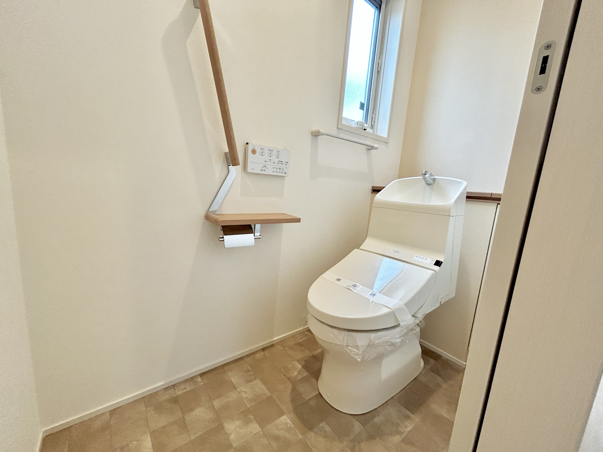 高崎市吉井町下長根　中古物件のトイレ|節水型でエコなトイレには、今では当たり前の洗浄付き。便座を温める機能もついていて、居心地良くてトイレから出られなくなるかも！換気用に換気扇はもちろん、窓も着いているので常に快適ですね♪