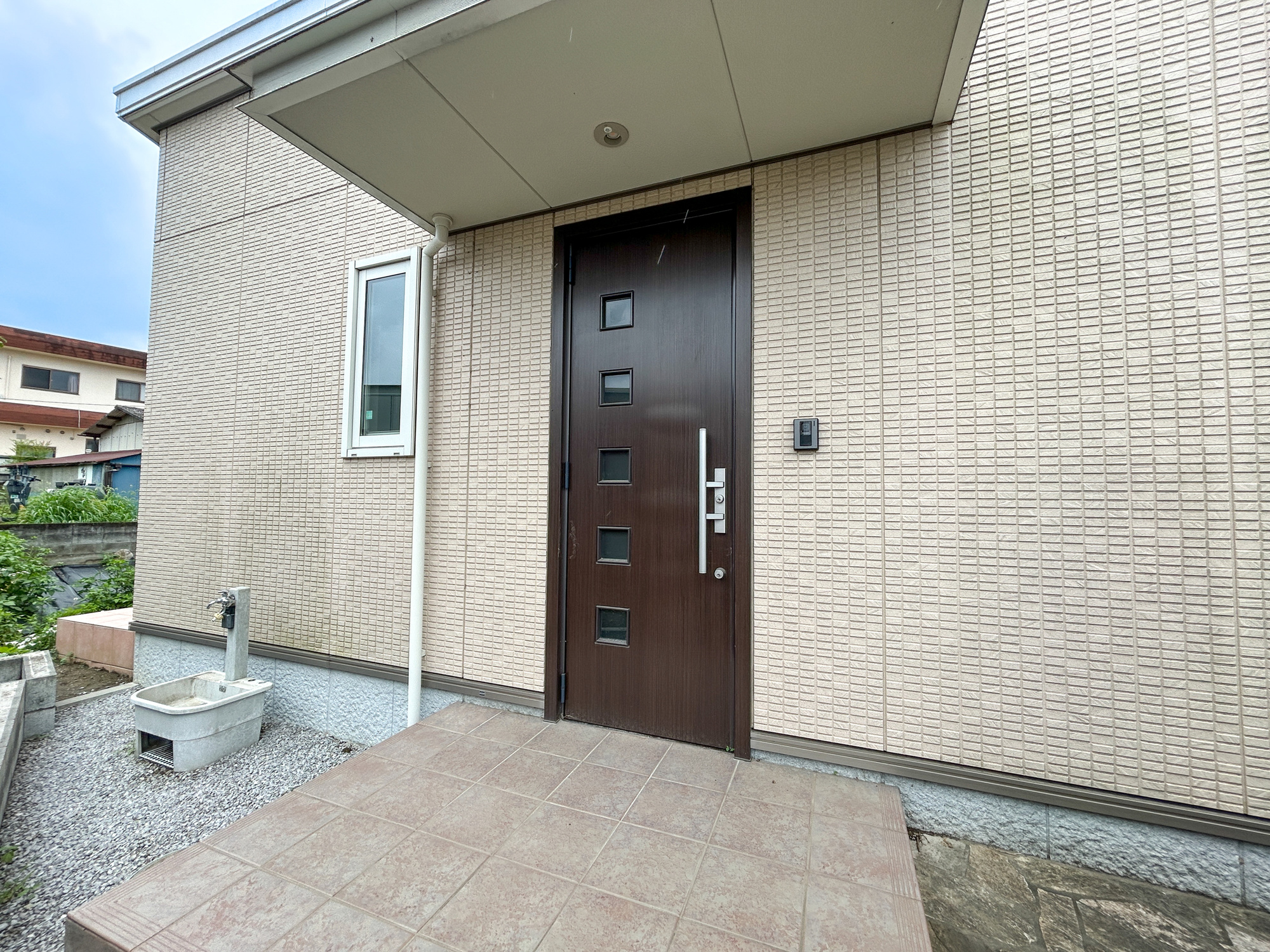 高崎市吉井町下長根　中古物件の玄関|明るく優しいイメージの玄関アプローチ。玄関上は屋根があるので雨の心配いらず♪