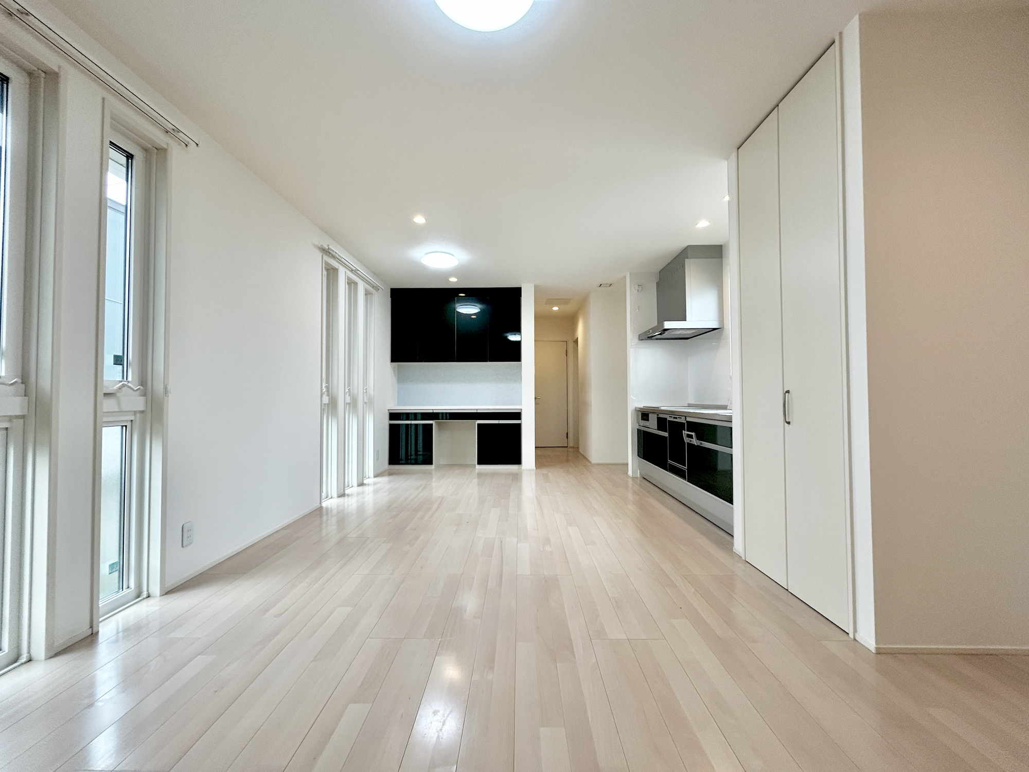 高崎市吉井町下長根　中古物件の居間・リビング|室内にいても、たっぷりの陽光と爽やかな風を感じて頂ける、開放感あふれるリビングです。
ご家族と穏やかに過ごす、心地の良い時間が流れます。