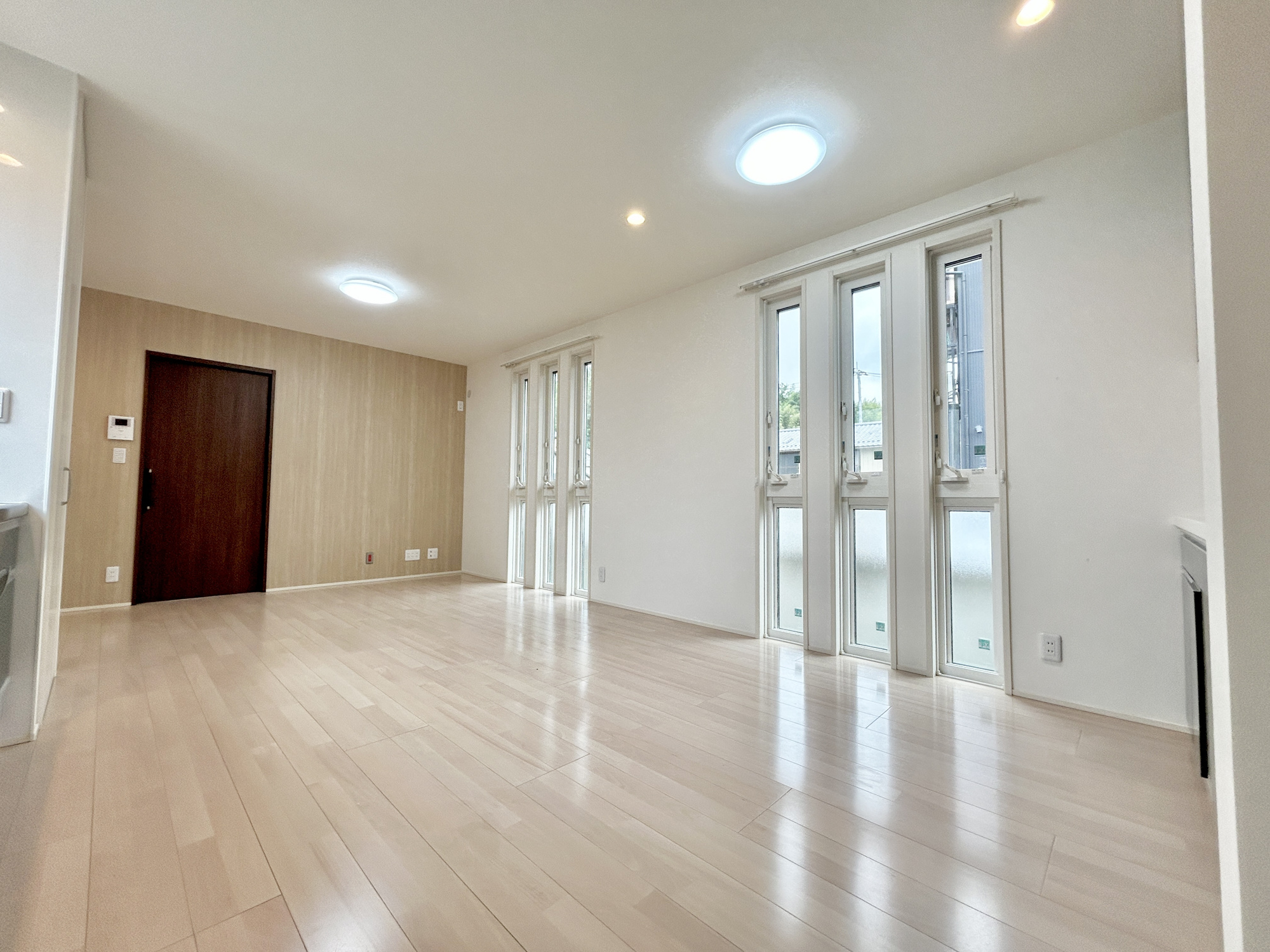 高崎市吉井町下長根　中古物件の居間・リビング|オープンな空間を生み出す、こだわりの広がりとゆとり。家族と過ごす時間を大切にしたい方にぴったりの明るくゆとりある住空間です。南側の窓からの日差しがリビングの隅々までしっかりと届きます！ 