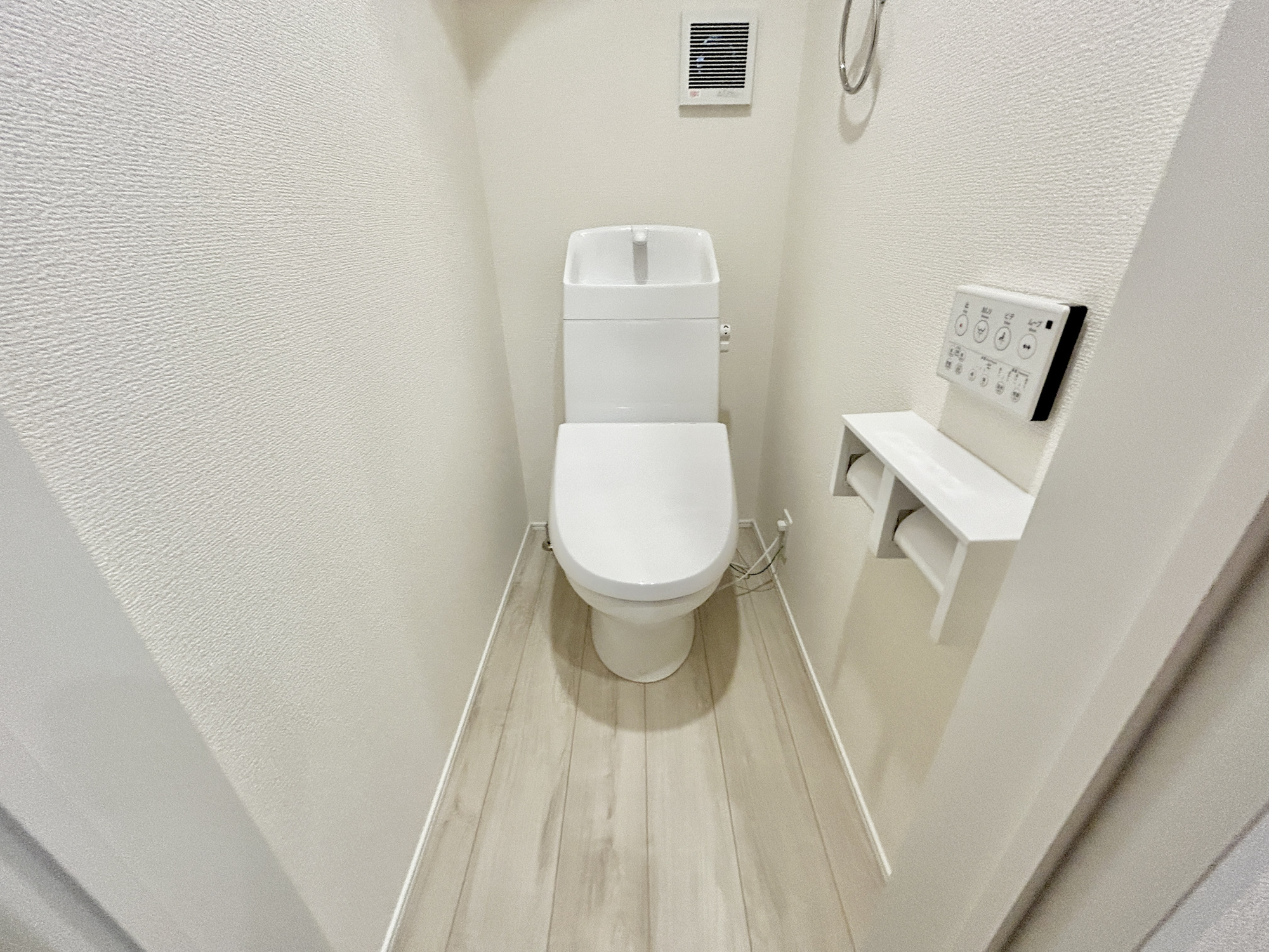 前橋市天川原町1丁目1期　新築住宅全1棟のトイレ|節水型でエコなトイレには、今では当たり前の洗浄付き。便座を温める機能もついていて、居心地良くてトイレから出られなくなるかも！