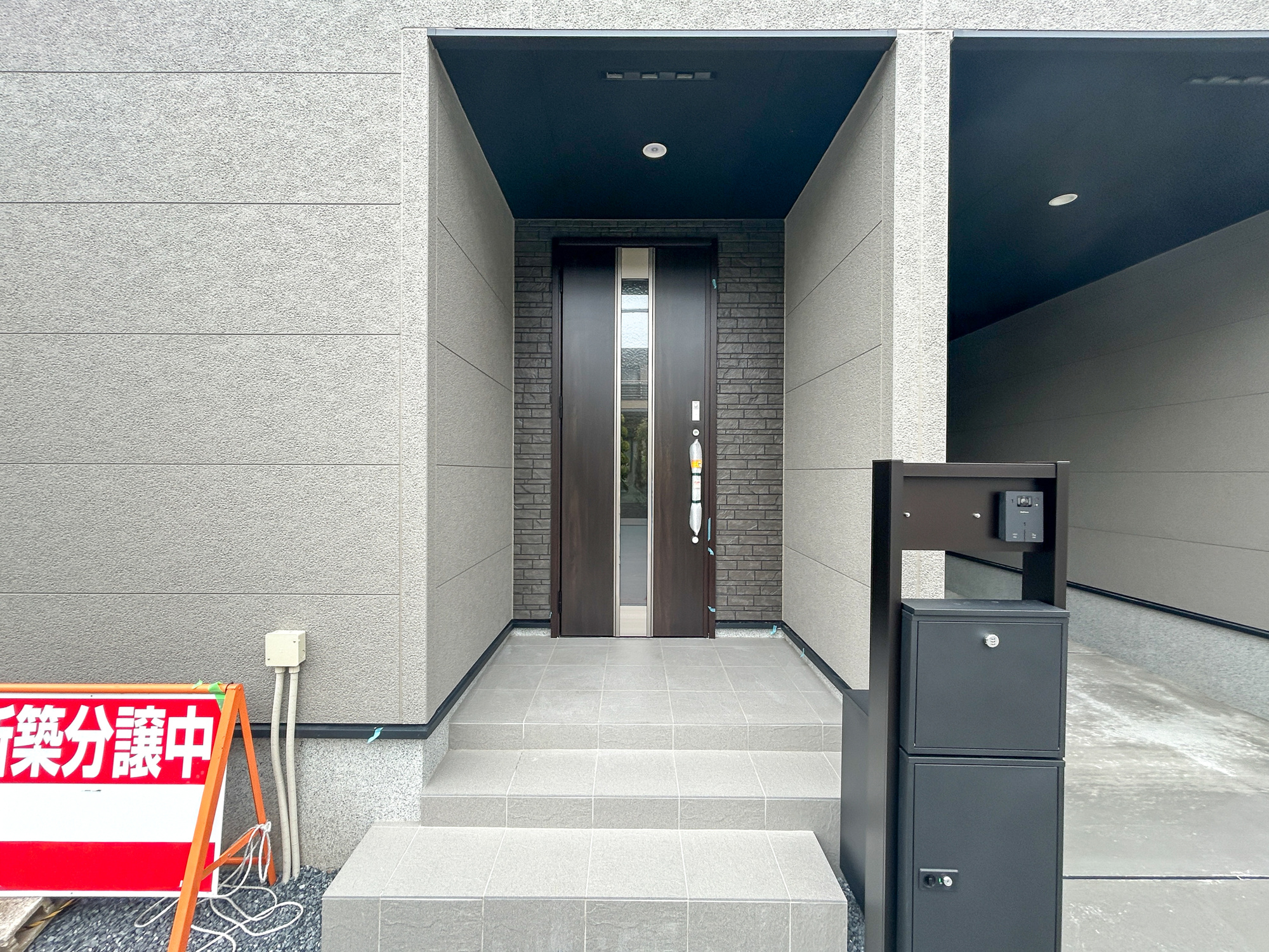 前橋市天川原町1丁目1期　新築住宅全1棟の玄関|玄関上は屋根があるので雨の心配いらず♪
