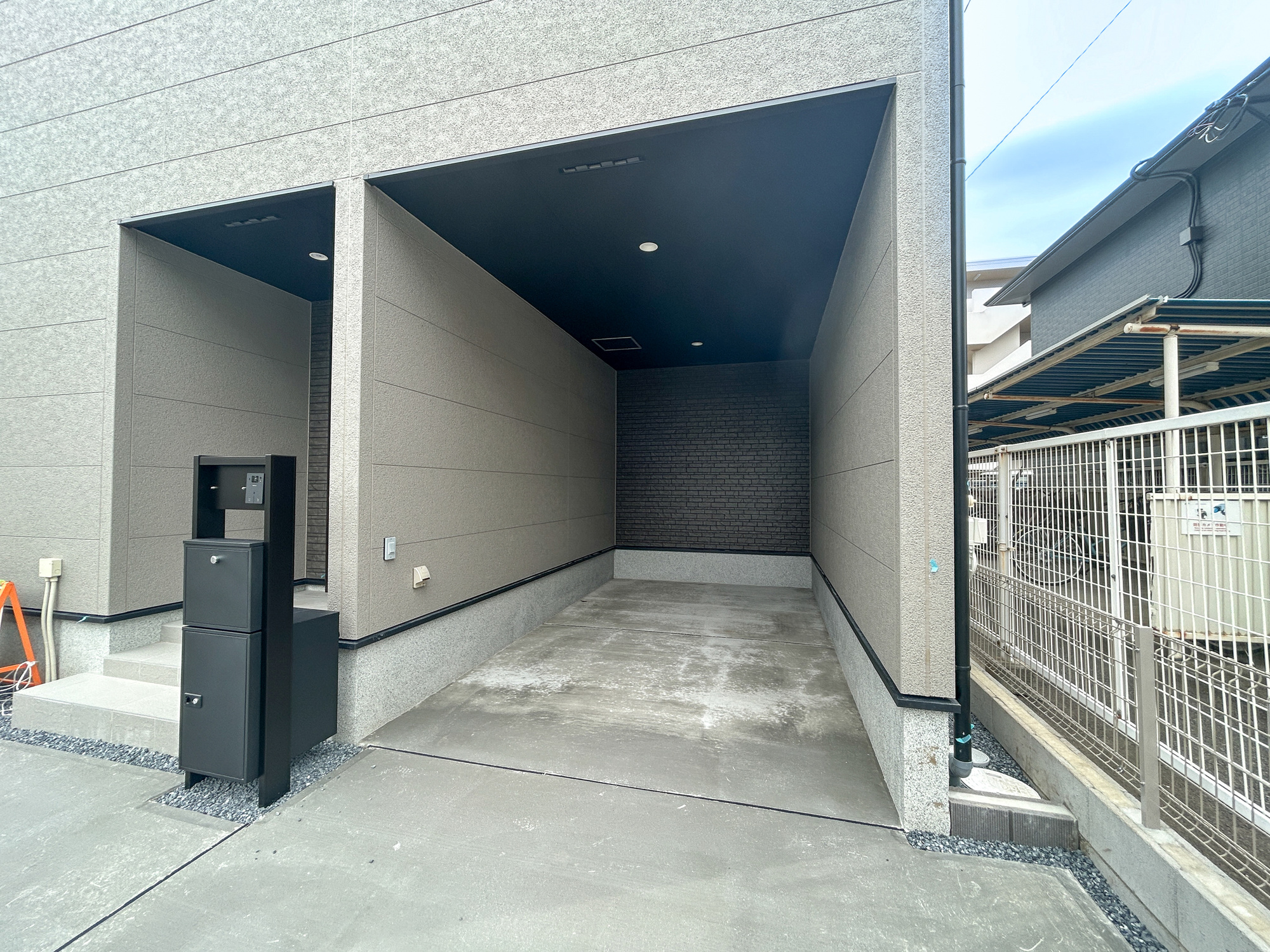 前橋市天川原町1丁目1期　新築住宅全1棟の駐車場|大切な愛車を守るビルトインガレージ完備♪