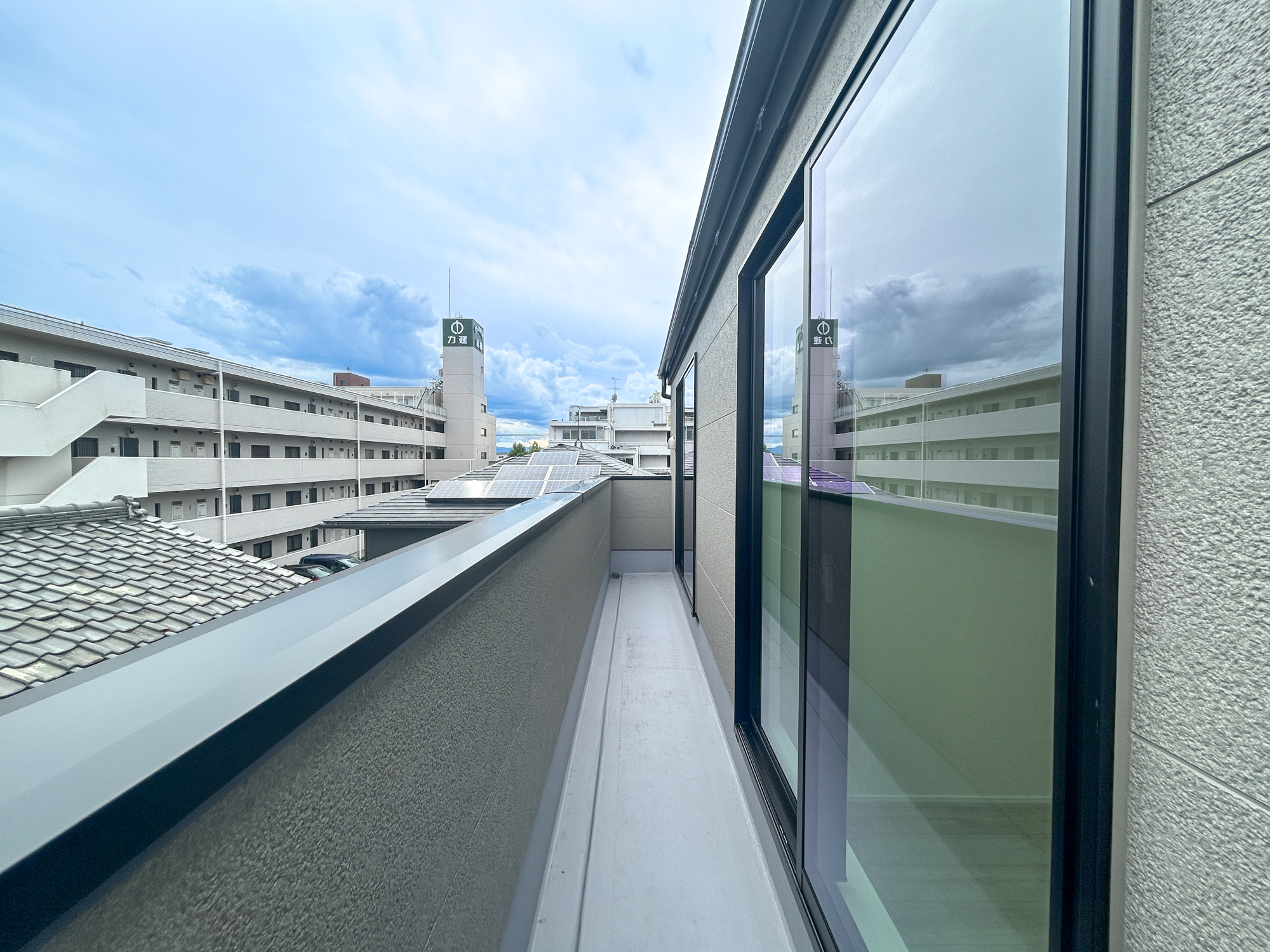 前橋市天川原町1丁目1期　新築住宅全1棟のバルコニー|開放的なバルコニーは見晴らしもよく、太陽の温かな温もりをめいっぱい受け止めてくれます。太陽の光と爽やかな風を受けたお洗濯物はあっという間に乾き、取りこむ時には太陽の匂いを感じられそうですね。