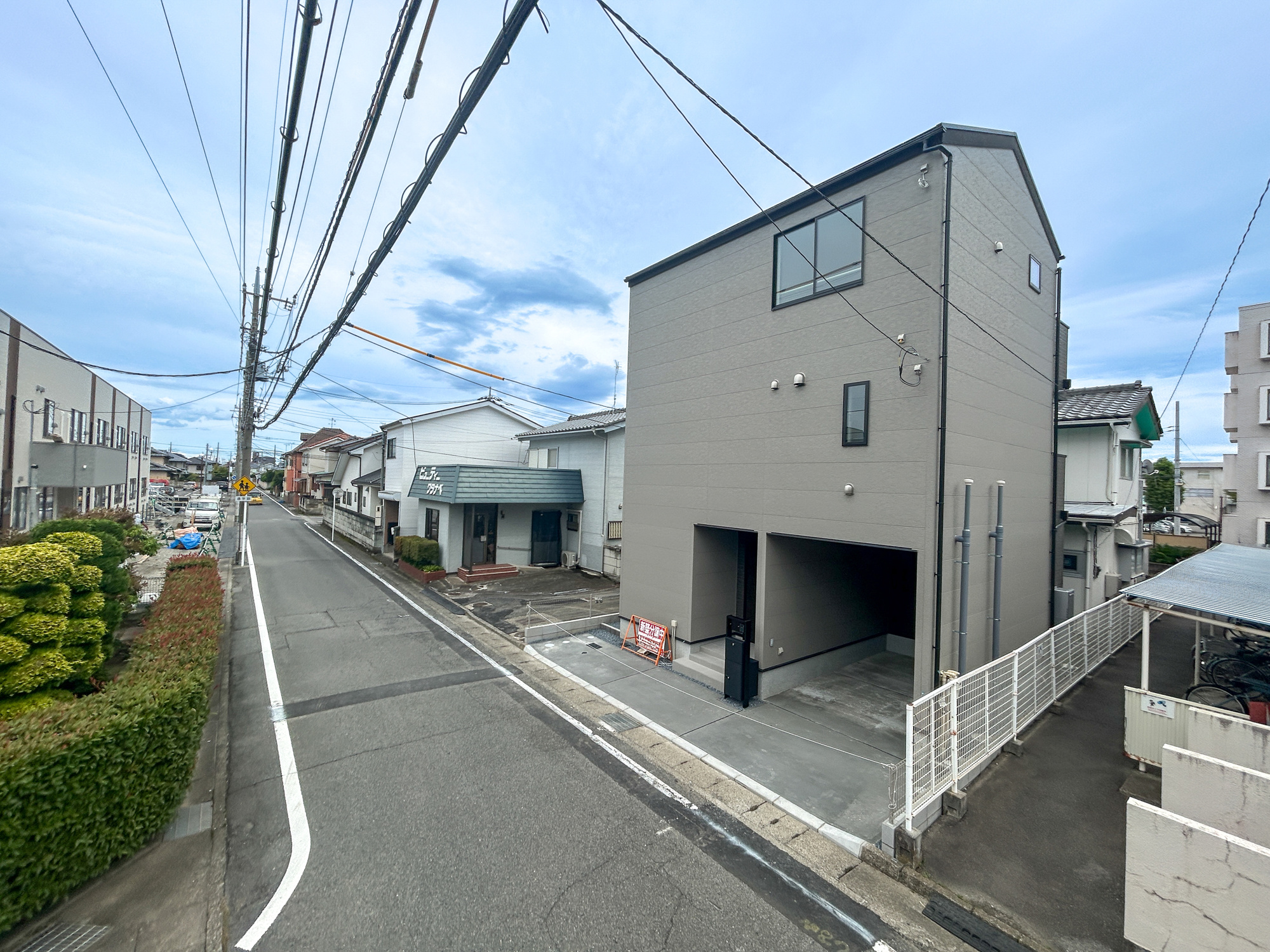前橋市天川原町1丁目1期　新築住宅全1棟の前面道路含む現地写真|閑静な住宅地で子育て家族にピッタリ。毎日のお散歩も快適な緑に恵まれたエリアで、自然に包まれた穏やかな暮らしを実現するための、ゆとりある住環境が整っています。


