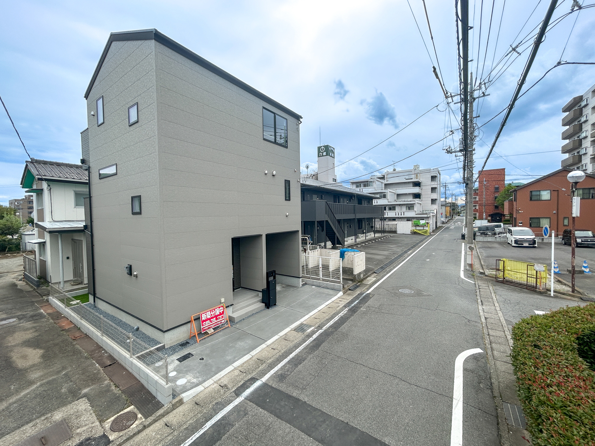 前橋市天川原町1丁目1期　新築住宅全1棟の前面道路含む現地写真|低層の一戸建てを中心とした街並みが整然と続き、周辺は高い建物が建っていないので、採光や開放性に恵まれ、空が広く緑の多い閑静な趣を感じる環境です。

