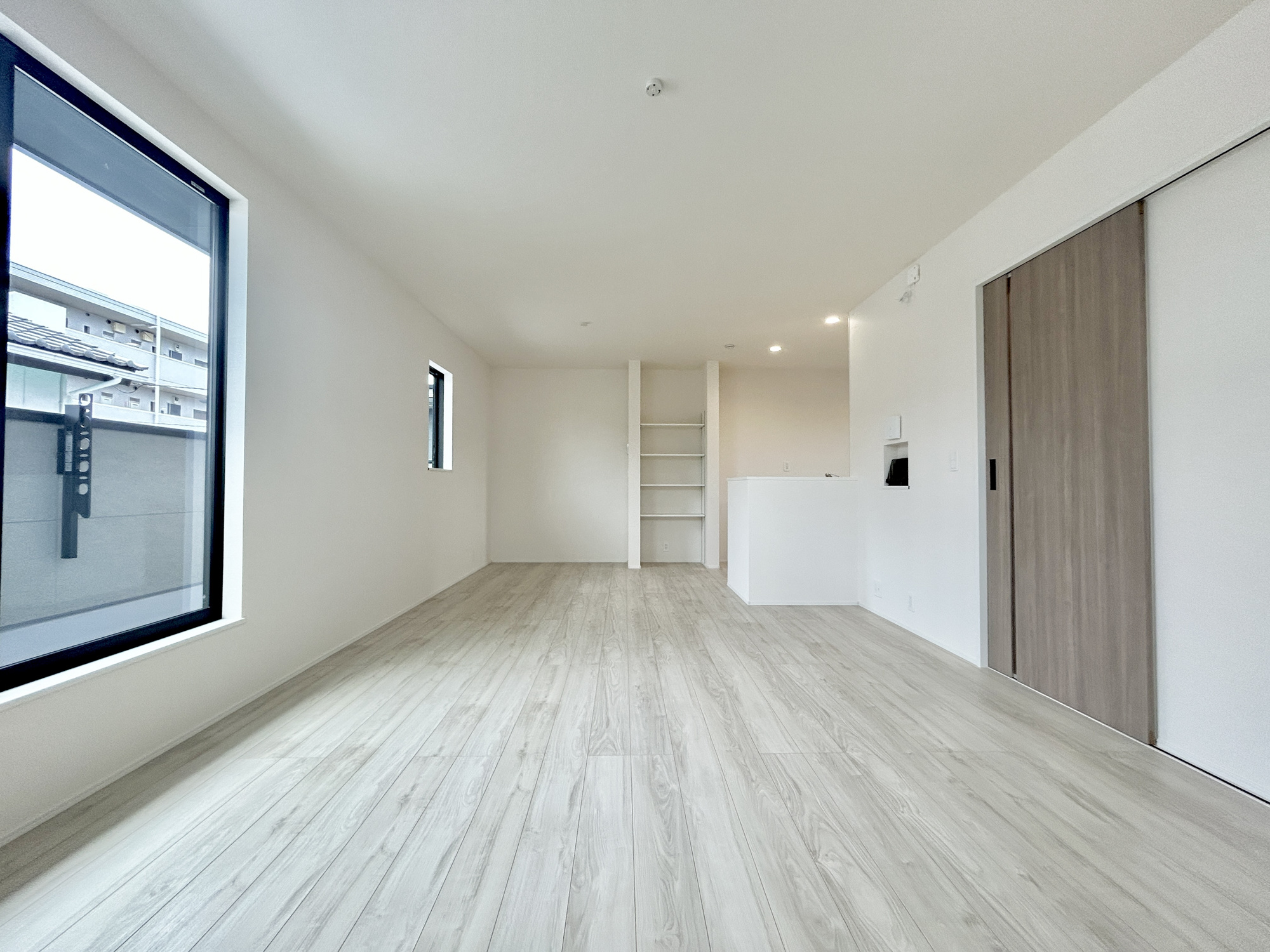 前橋市天川原町1丁目1期　新築住宅全1棟の居間・リビング|南向きに大きく開いた窓からは、明るい陽射しが射し込みます。
爽やかな風が吹き抜ける心地良いリビングには、自然と家族が集まります。
