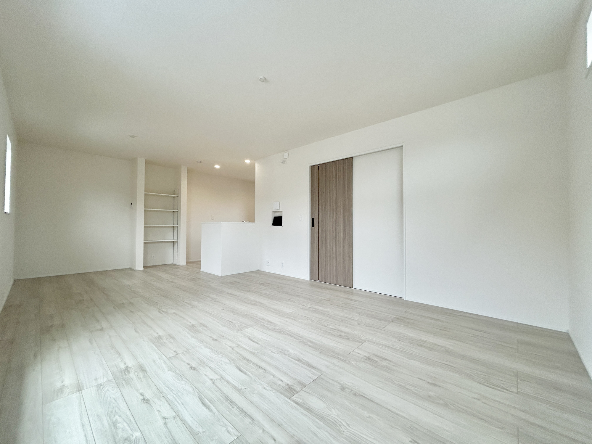 前橋市天川原町1丁目1期　新築住宅全1棟の居間・リビング|室内にいても、たっぷりの陽光と爽やかな風を感じて頂ける、開放感あふれるリビングです。
ご家族と穏やかに過ごす、心地の良い時間が流れます。