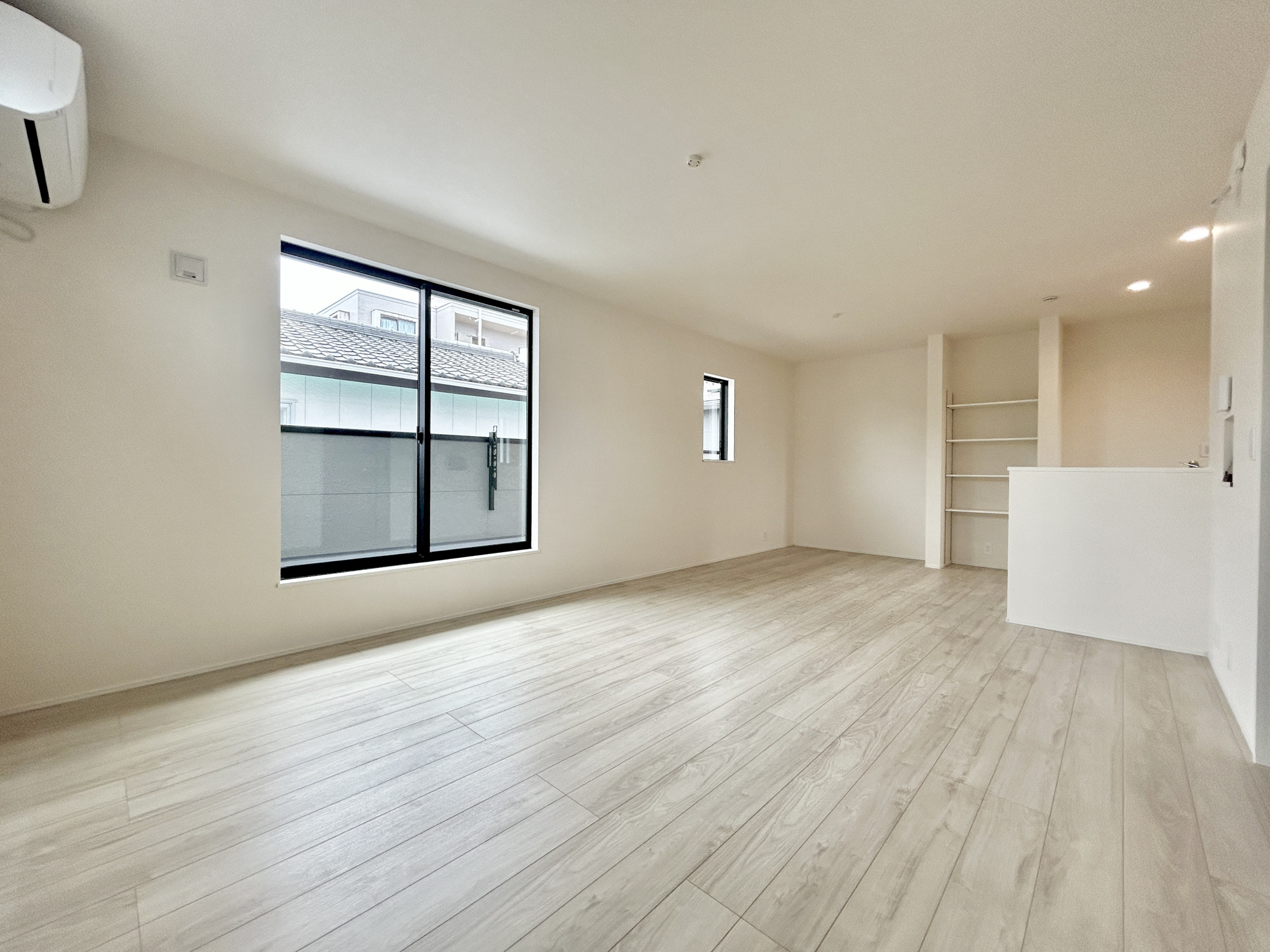 前橋市天川原町1丁目1期　新築住宅全1棟の居間・リビング|オープンな空間を生み出す、こだわりの広がりとゆとり。家族と過ごす時間を大切にしたい方にぴったりの明るくゆとりある住空間です。南側の窓からの日差しがリビングの隅々までしっかりと届きます！ 