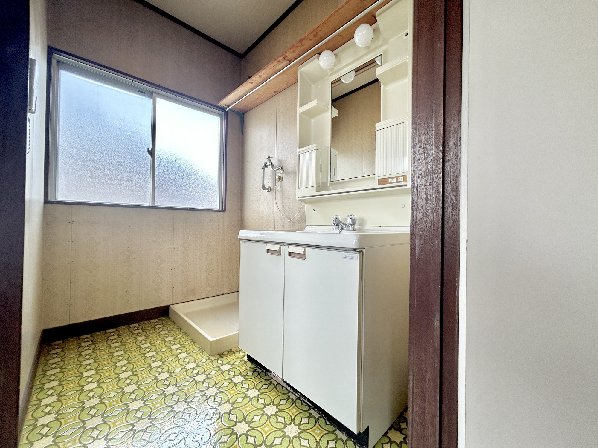 前橋市南町　中古物件の独立洗面台|広く、明るい洗面スペースで朝の身支度も快適に♪窓がついているので、換気が出来て、外の新鮮な空気が取り込めて気持ちいいです♪