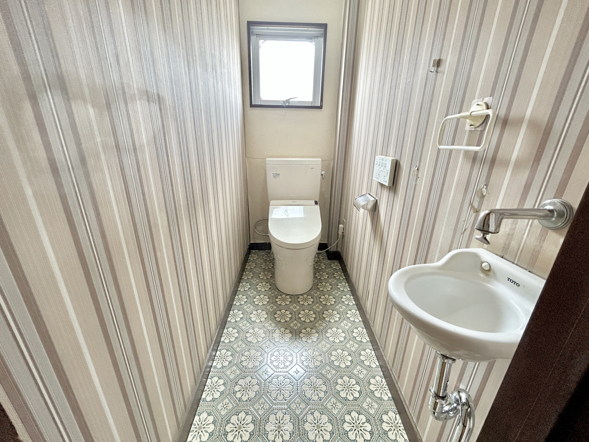 前橋市南町　中古物件のトイレ|節水型でエコなトイレには、今では当たり前の洗浄付き。便座を温める機能もついていて、居心地良くてトイレから出られなくなるかも！換気用に換気扇はもちろん、窓も着いているので常に快適ですね♪